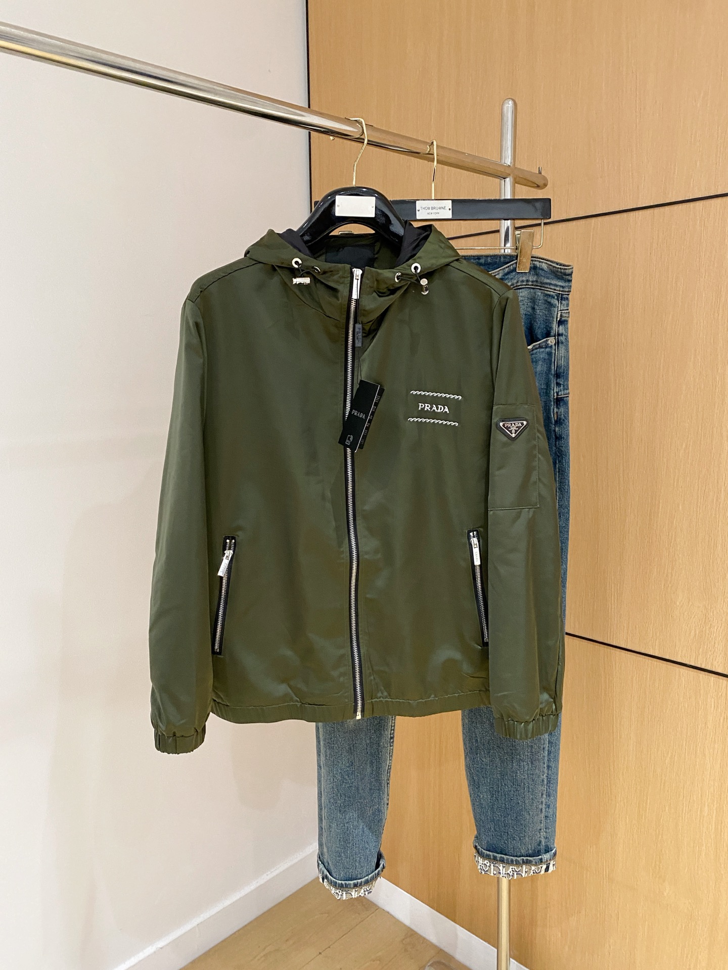 NO:517057,Prada 25ss early autumn [new product] windbreaker jacket jacket popular, autumn and winter counter new casual and fashionable jacket jacket!  Super avant-garde design style, delicate and comfortable, very light and not easy to wrinkle. Multiple craftsmanship The overall design is quite visual, the upper body is casual and stylish, with a certain degree of clarity, absolutely recommended to be at the most cutting-edge fashion temperament, a must-have for urban casualness. Number of codes M~3XL, prada, jackets & coats, jackets & coats, alexander wang19860909普拉达25ss早秋【新品】风衣夹克外套爆款 秋冬专柜新款休闲时尚夹克外套！超前卫设计风格 细腻舒适 穿着非常轻便不易起皱.多重重工艺 整体的设计颇具视觉感,上身休闲有型,有一定的挺括度,绝对走在时尚最尖端的气质感推荐,都市休闲必备.码数M~3XL,,prada,jackets & coats,jackets & coats,alexander wang,Men's clothing