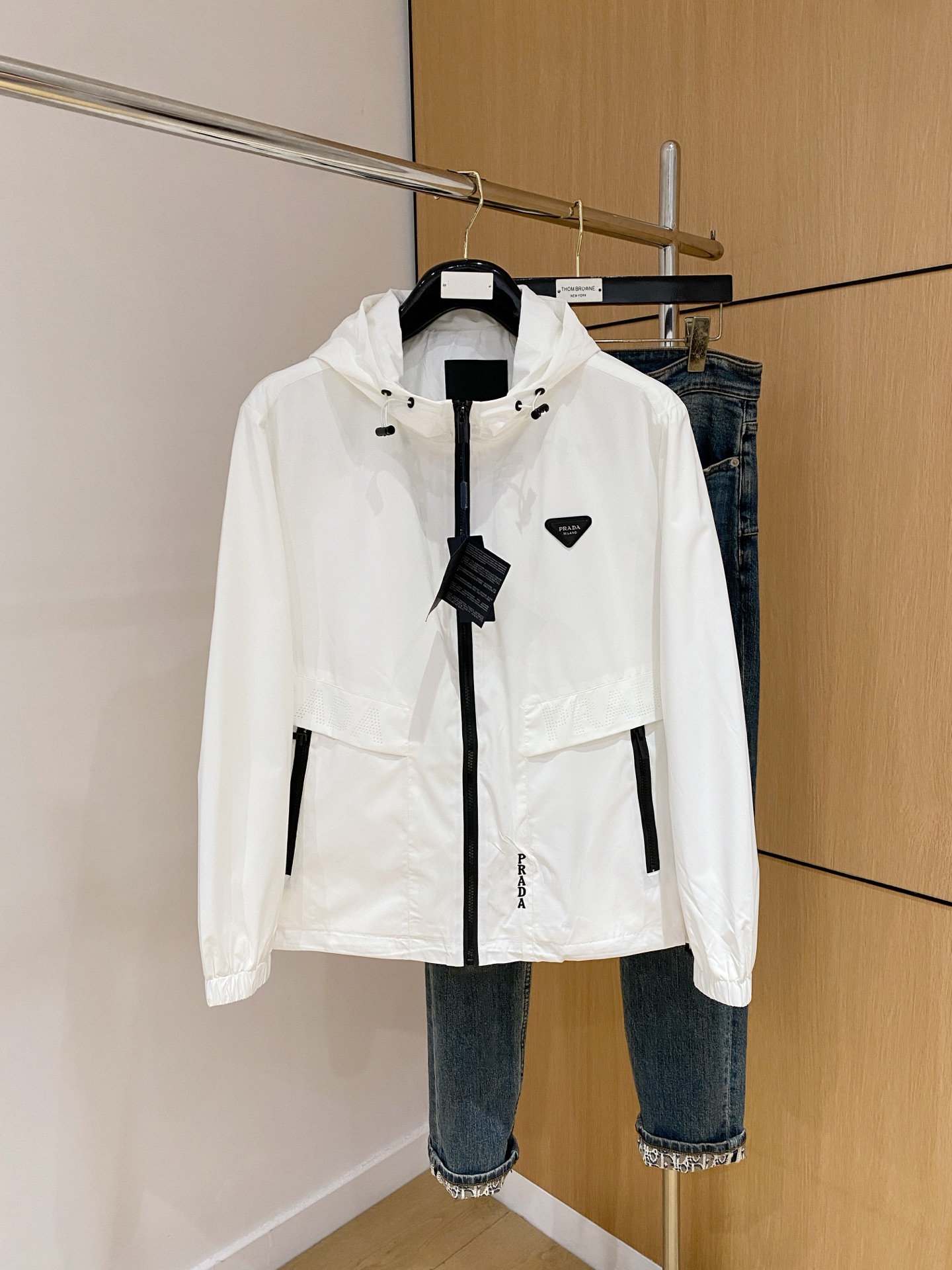 NO:517066,Prada 25ss early autumn [new product] windbreaker jacket jacket popular, autumn and winter counter new casual and fashionable jacket jacket!  Super avant-garde design style, delicate and comfortable, very light and not easy to wrinkle. Multiple craftsmanship The overall design is quite visual, the upper body is casual and stylish, with a certain degree of clarity, absolutely recommended to be at the most cutting-edge fashion temperament, a must-have for urban casualness. Number of codes M~3XL, prada, jackets & coats, jackets & coats, alexander wang19860909普拉达25ss早秋【新品】风衣夹克外套爆款 秋冬专柜新款休闲时尚夹克外套！超前卫设计风格 细腻舒适 穿着非常轻便不易起皱.多重重工艺 整体的设计颇具视觉感,上身休闲有型,有一定的挺括度,绝对走在时尚最尖端的气质感推荐,都市休闲必备.码数M~3XL,,prada,jackets & coats,jackets & coats,alexander wang,Men's clothing