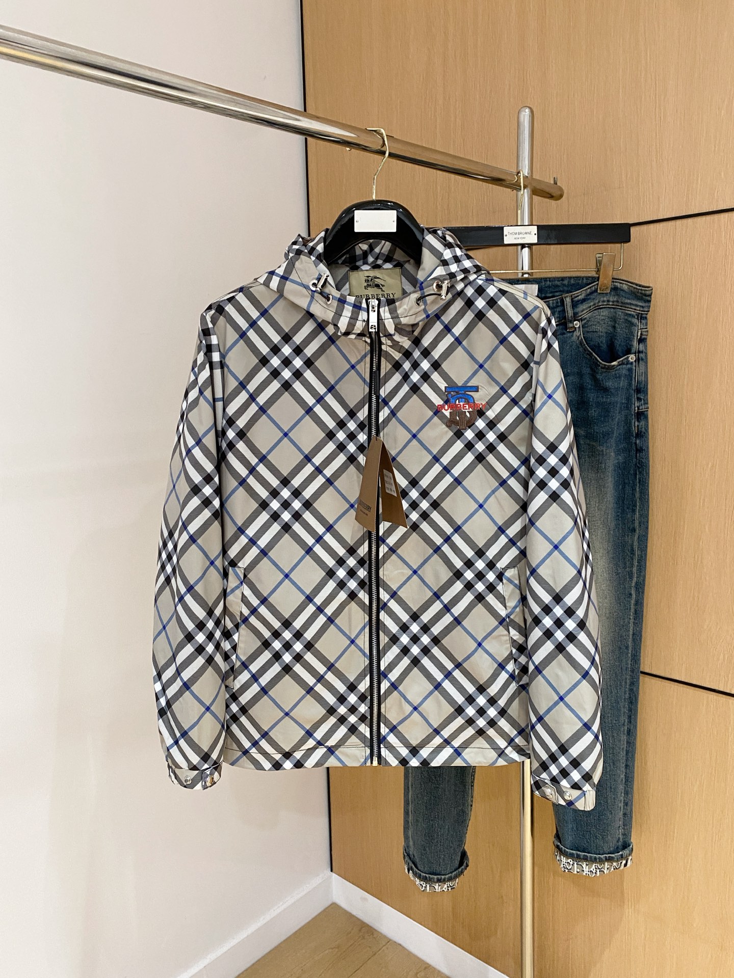 NO:517062,Burberry 25ss early autumn [new product] windbreaker jacket jacket popular, autumn and winter counter new casual and fashionable jacket jacket!  Super avant-garde design style, delicate and comfortable, very light and not easy to wrinkle. Multiple craftsmanship The overall design is quite visual, the upper body is casual and stylish, with a certain degree of clarity, absolutely recommended to be at the most cutting-edge fashion temperament, a must-have for urban casualness. Number of codes M~3XL, burberry, jackets & coats, jackets & coats, alexander wang19860909巴宝莉25ss早秋【新品】风衣夹克外套爆款 秋冬专柜新款休闲时尚夹克外套！超前卫设计风格 细腻舒适 穿着非常轻便不易起皱.多重重工艺 整体的设计颇具视觉感,上身休闲有型,有一定的挺括度,绝对走在时尚最尖端的气质感推荐,都市休闲必备.码数M~3XL,,burberry,jackets & coats,jackets & coats,alexander wang,Men's clothing