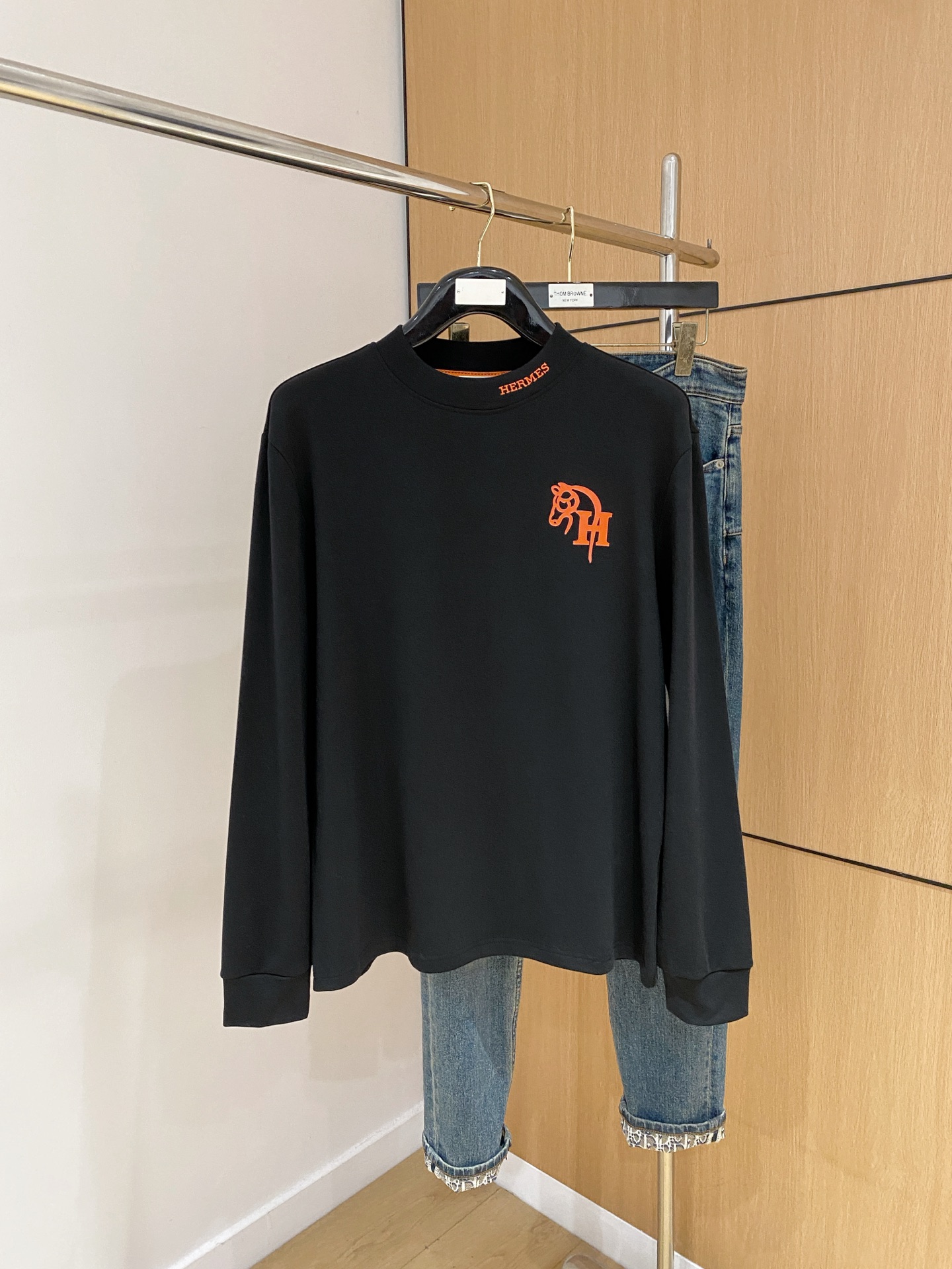 NO:517094,Hermes 25ss autumn [new product] new trade order round neck long sleeve base long sleeve T-shirt internet celebrity style!  The upper body is comfortable and breathable, not stiff, and the overall three-dimensional sense is rich, and the quality export orders meet the simple needs of commuters for dress. The upper body is very effective, it looks slim and does not picky about the figure. The fabric workmanship... Improper, good craftsmanship can make you look good and tasteful, a must-have item for everyone. S-2XL, hermes,tees, t-shirt,alexander wang19860909爱马仕25ss秋季【新品】新款贸易订单圆领长袖打底长袖T恤网红款！上身舒适透气,不僵硬,整体有着丰富的立体感,品质出口订单,满足通勤人们对于着装的简约需求,上身效果很好,显瘦,不挑剔身材.面料做工....无可挑剔,好工艺好面料才能穿出好品味一款,人手必备单品 码数S-2XL,,hermes,tees，t-shirt,alexander wang,Men's clothing