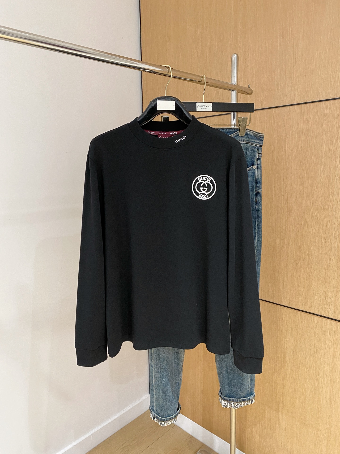 NO:517098,Gucci 25ss autumn [new product] new trade order round neck long sleeve base long sleeve T-shirt internet celebrity style!  The upper body is comfortable and breathable, not stiff, and has a rich three-dimensional sense overall. Its quality export orders meet the simple needs of commuters for dress. The upper body is very effective, it looks slim and does not picky about the figure. The fabric workmanship... Improper, good craftsmanship can make you look good and tasteful, a must-have item for everyone. S-2XL, gucci,tees, t-shirt, alexander wang19860909古驰25ss秋季【新品】新款贸易订单圆领长袖打底长袖T恤网红款！上身舒适透气,不僵硬,整体有着丰富的立体感,品质出口订单,满足通勤人们对于着装的简约需求,上身效果很好,显瘦,不挑剔身材.面料做工....无可挑剔,好工艺好面料才能穿出好品味一款,人手必备单品 码数S-2XL,,gucci,tees，t-shirt,alexander wang,Men's clothing