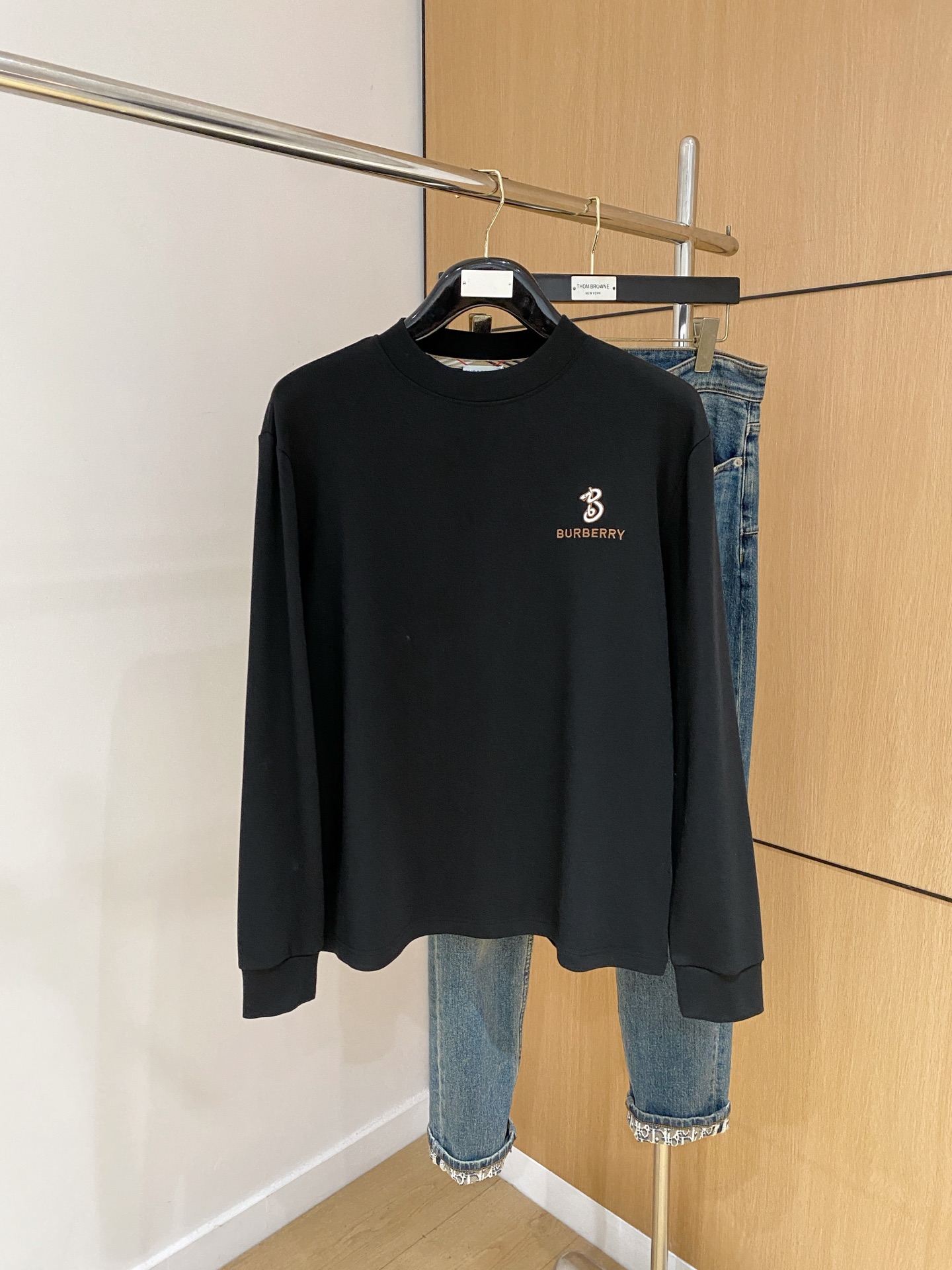 NO:517085,Burberry 25ss autumn [new product] new trade order round neck long sleeve base long sleeve T-shirt internet celebrity style!  The upper body is comfortable and breathable, not stiff, and has a rich three-dimensional sense overall. Its quality export orders meet the simple needs of commuters for dressing. The upper body is very effective, it looks slim and does not picky about the figure. The fabric workmanship... Improper, good craftsmanship can make you look good and tasteful, a must-have item for everyone. S-2XL, burberry,tees, t-shirt, alexander wang19860909巴宝莉25ss秋季【新品】新款贸易订单圆领长袖打底长袖T恤网红款！上身舒适透气,不僵硬,整体有着丰富的立体感,品质出口订单,满足通勤人们对于着装的简约需求,上身效果很好,显瘦,不挑剔身材.面料做工....无可挑剔,好工艺好面料才能穿出好品味一款,人手必备单品 码数S-2XL,,burberry,tees，t-shirt,alexander wang,Men's clothing