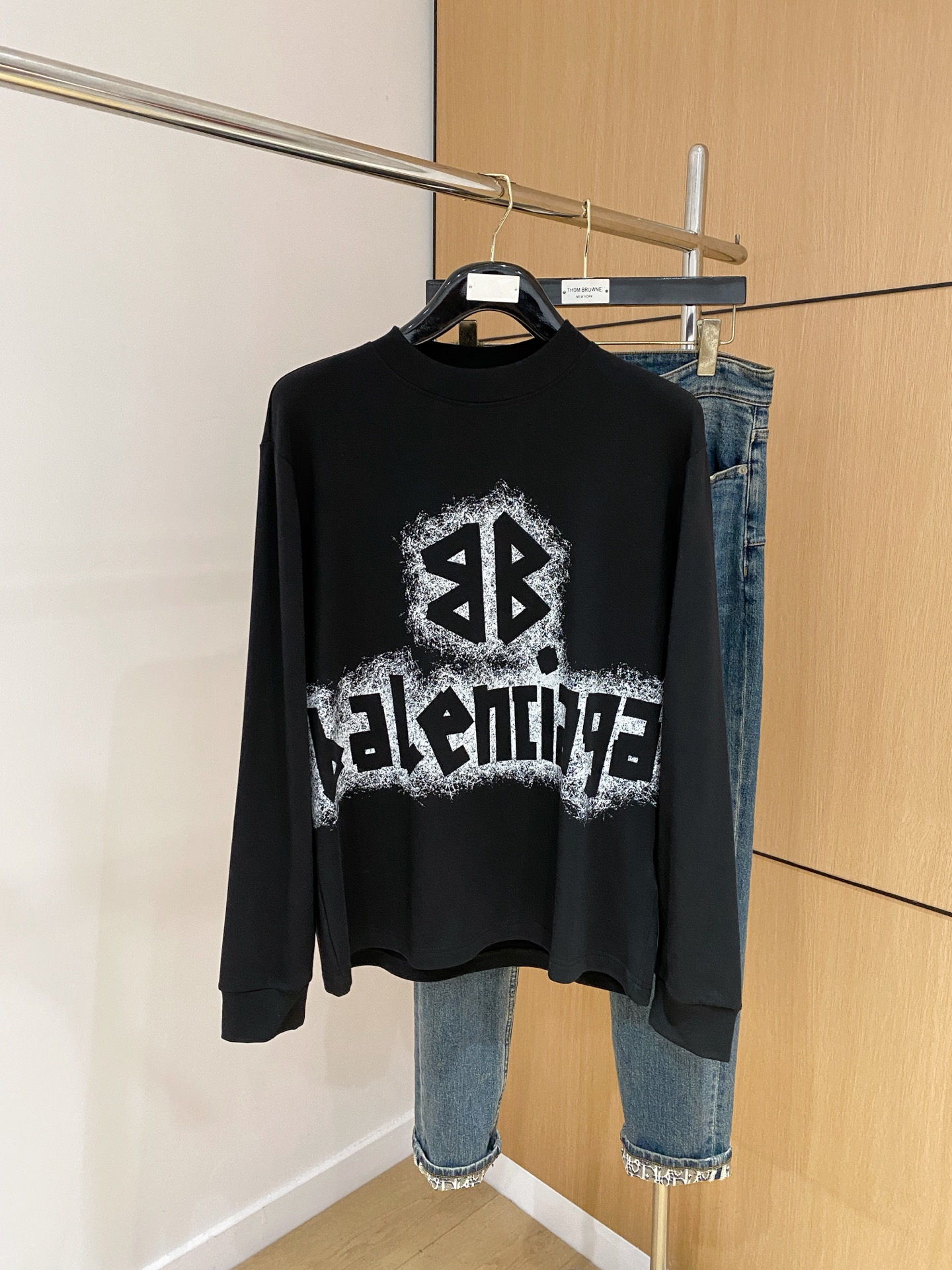 NO:517076,Balenciaga 25ss autumn [new product] new trade order round neck long sleeve base long sleeve T-shirt internet celebrity style!  The upper body is comfortable and breathable, not stiff, and the overall three-dimensional sense is rich, and the quality export orders meet the simple needs of commuters for dress. The upper body is very effective, it looks slim and does not picky about the figure. The fabric workmanship... Improper, good craftsmanship can make you look good and tasteful, a must-have item for everyone. S-2XL, balenciaga,tees, t-shirt, alexander wang19860909巴黎世家25ss秋季【新品】新款贸易订单圆领长袖打底长袖T恤网红款！上身舒适透气,不僵硬,整体有着丰富的立体感,品质出口订单,满足通勤人们对于着装的简约需求,上身效果很好,显瘦,不挑剔身材.面料做工....无可挑剔,好工艺好面料才能穿出好品味一款,人手必备单品 码数S-2XL,,balenciaga,tees，t-shirt,alexander wang,Men's clothing