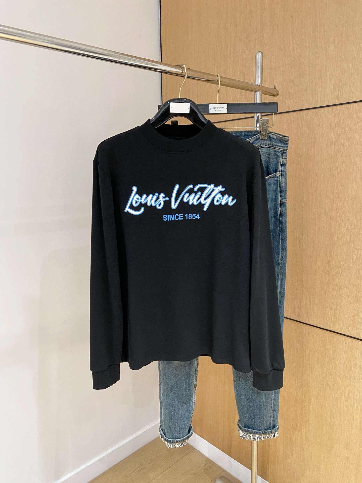 NO:517071,LV25ss autumn [new product] new trade order round neck long sleeve base long sleeve T-shirt internet celebrity style!  The upper body is comfortable and breathable, not stiff, and the overall three-dimensional sense is rich, and the quality export orders meet the simple needs of commuters for dressing. The upper body is very effective, it looks slim and does not picky about the figure. The fabric workmanship... Improper, good craftsmanship can make you look good and tasteful, a must-have item for everyone. S-2XL,,louis vuitton,tees, t-shirt,alexander wang19860909LV25ss秋季【新品】新款贸易订单圆领长袖打底长袖T恤网红款！上身舒适透气,不僵硬,整体有着丰富的立体感,品质出口订单,满足通勤人们对于着装的简约需求,上身效果很好,显瘦,不挑剔身材.面料做工....无可挑剔,好工艺好面料才能穿出好品味一款,人手必备单品 码数S-2XL,,louis vuitton,tees，t-shirt,alexander wang,Men's clothing