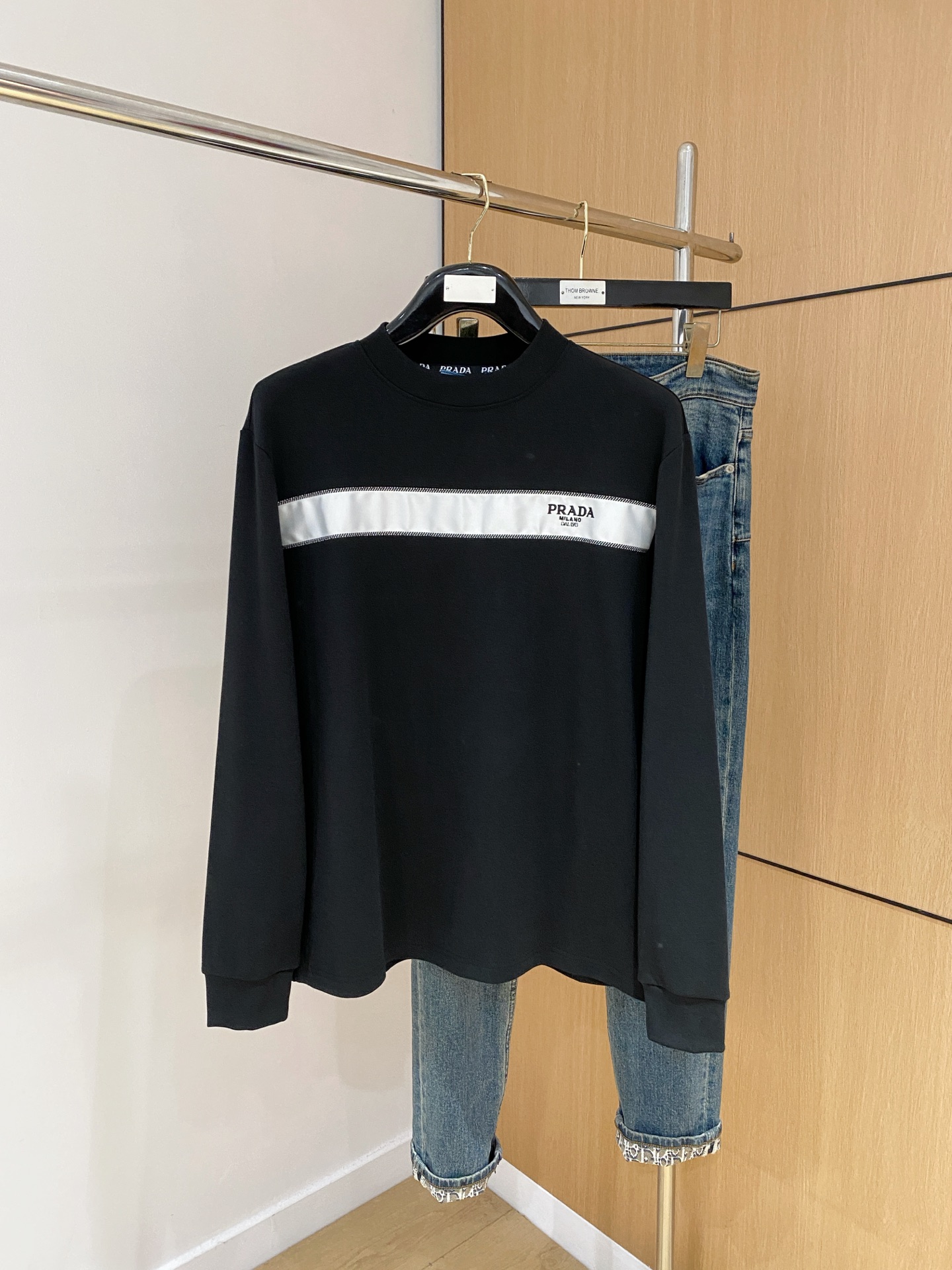 NO:517081,Prada 25ss autumn [new product] new trade order round neck long sleeve base long sleeve T-shirt internet celebrity style!  The upper body is comfortable and breathable, not stiff, and has a rich three-dimensional sense overall. Its quality export orders meet the simple needs of commuters for dress. The upper body is very effective, it looks slim and does not picky about the figure. The fabric workmanship... Improper, good craftsmanship can make you look good and tasteful. A must-have item for people with codes S-2XL, prada,tees, t-shirt, alexander wang19860909普拉达25ss秋季【新品】新款贸易订单圆领长袖打底长袖T恤网红款！上身舒适透气,不僵硬,整体有着丰富的立体感,品质出口订单,满足通勤人们对于着装的简约需求,上身效果很好,显瘦,不挑剔身材.面料做工....无可挑剔,好工艺好面料才能穿出好品味一款,人手必备单品 码数S-2XL,,prada,tees，t-shirt,alexander wang,Men's clothing