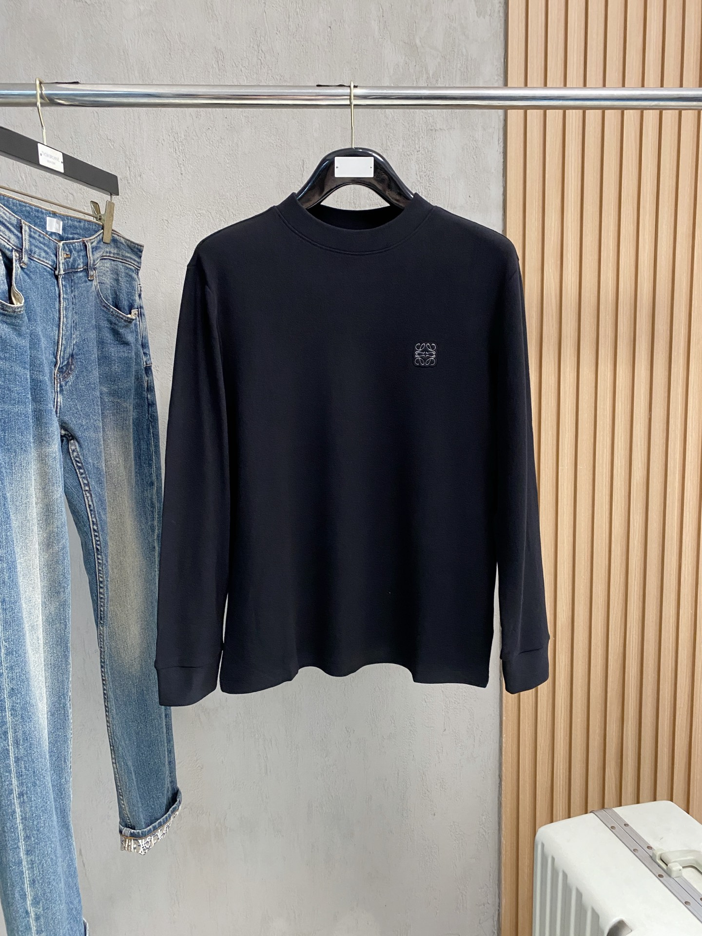 NO:531651,New products in the spring Luo Yiwei, grinding, exclusively for new original single men's Polo long-sleeved high-end customization, high-version, fashionable and versatile, original imported cotton fabric, chest logo pattern design, super soft and delicate, skin-friendly and comfortable to wear, high-end boutique, OEM factory fine-made top body very good, men's essential items, complete three standards, code M-4xl, multi-color,,loewe,alexander wang19860909开春新品 罗意威 磨毛 独家专供新款原单男士Polo长袖高端定制 高版本 时尚百搭爆款原版进口纯棉面料 胸前logo图案设计 手感超柔软细腻 穿着亲肤舒适 高端精品 代工厂精细做上身非常赞 男士必备单品 三标齐全 码数M-4xl 多颜色,,loewe,alexander wang,Men's clothing