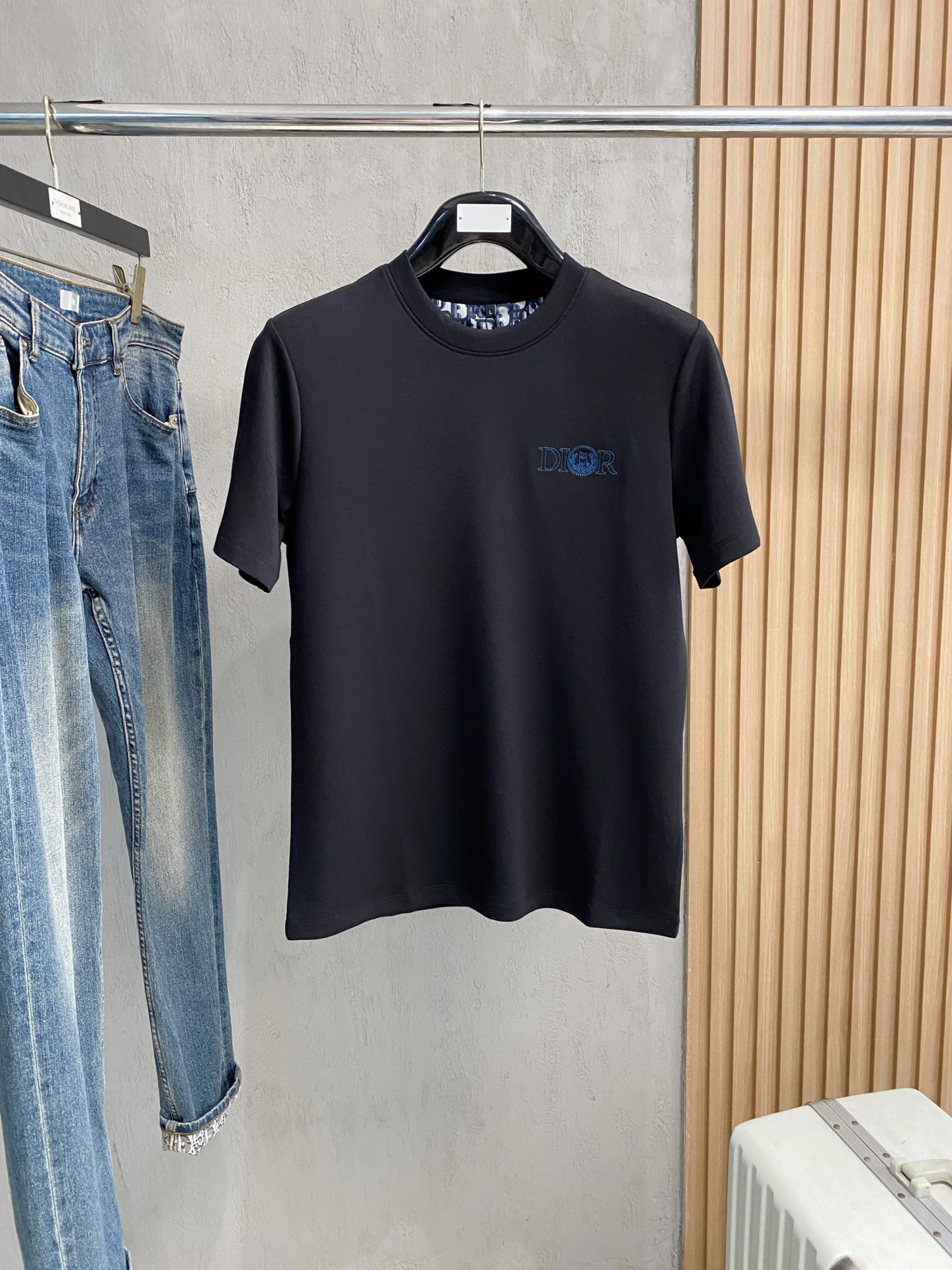 迪奥 2025 秋冬新款卫衣短袖面料：丝光莫代尔棉颜色：黑色 白色 宝蓝 咖色尺码：M-4XL