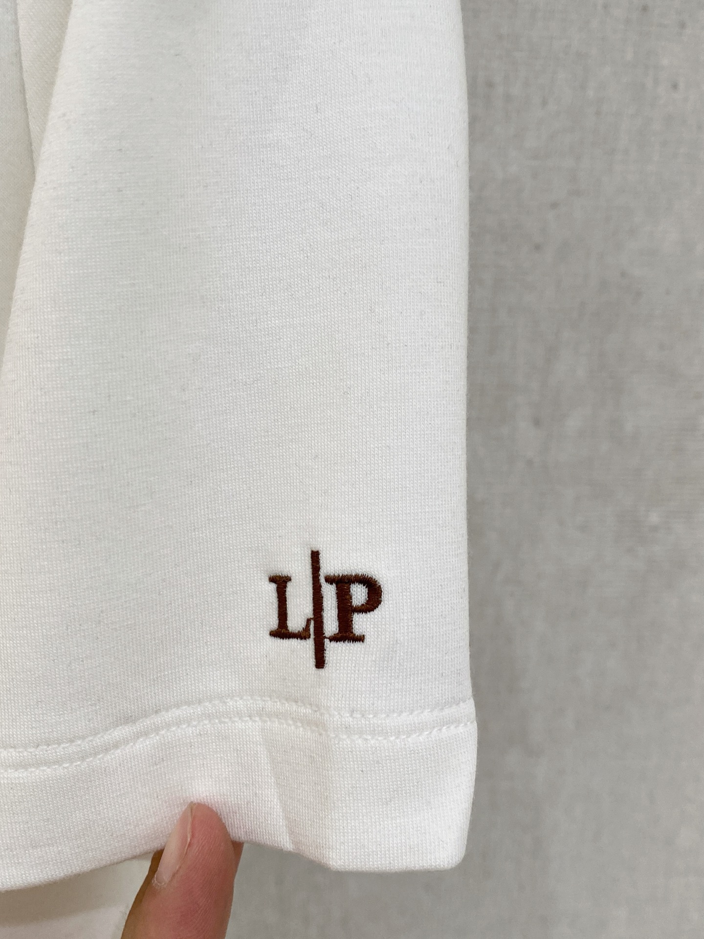 lP🆕 短袖卫衣 2025 秋冬新款面料：丝光莫代尔棉颜色：黑色 白色尺码：M-4XL