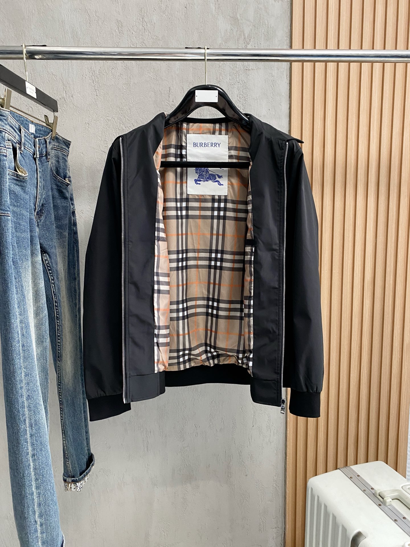 Burberry Men's Black Lightweight Jacket, Casual Style, All-Weather Comfort 7 i1756217038354 2188 0 4