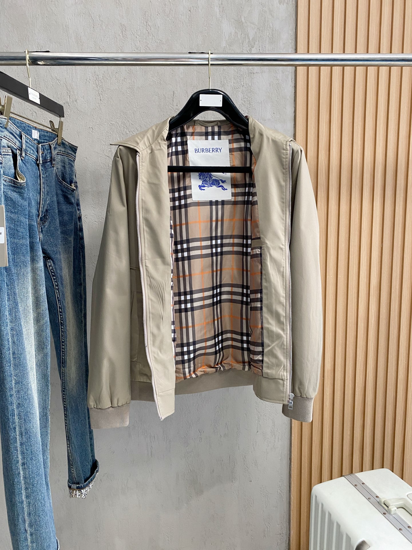 Burberry Casual Lightweight Jacket, Modern Fit, Stylish Outerwear for Men 6 i1756217067427 2747 0 5