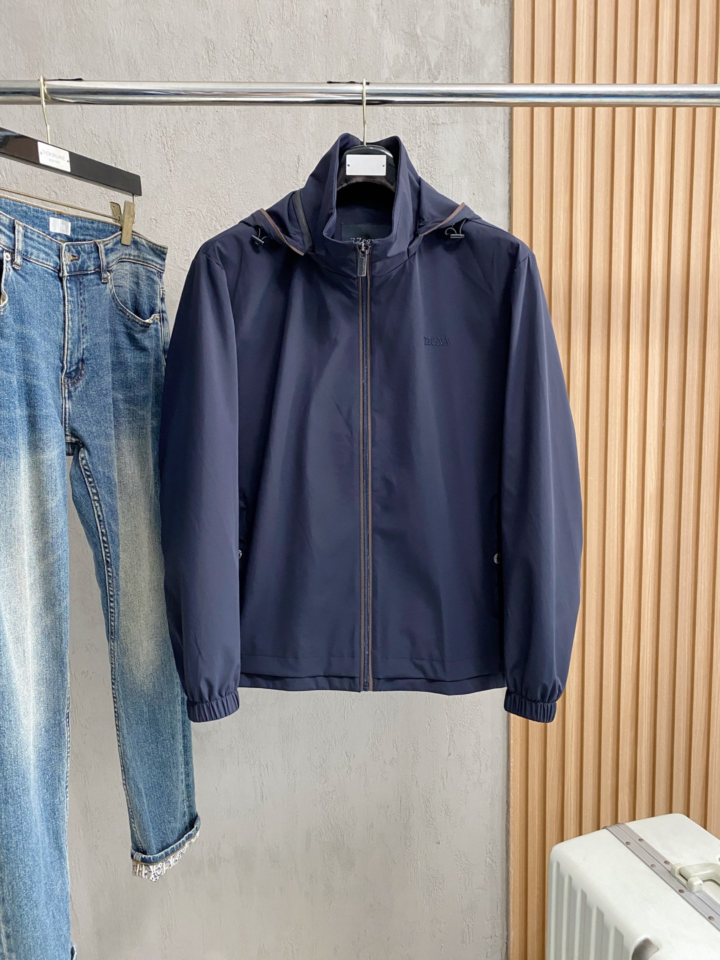 NO:525147,Zenia 2025 autumn and winter new hot counter new casual and fashionable jackets, super avant-garde design style, delicate and comfortable, very light and not easy to wrinkle. Multiple craftsmanship The overall design is quite visual, the upper body is casual and stylish, with a certain degree of clarity, absolutely recommended at the most cutting-edge temperament of fashion, a must-have for urban casualness. Number of codes M~3XL (48-56) Multiple colors, zegna, jackets & coats, alexander wang19860909杰尼亚 2025秋冬新款爆款专柜新款休闲时尚夹克 超前卫设计风格 细腻舒适 穿着非常轻便不易起皱.多重重工艺 整体的设计颇具视觉感,上身休闲有型,有一定的挺括度,绝对走在时尚最尖端的气质感推荐,都市休闲必备. 码数M~3XL（48-56）多颜色,,zegna,jackets & coats,alexander wang,Men's clothing