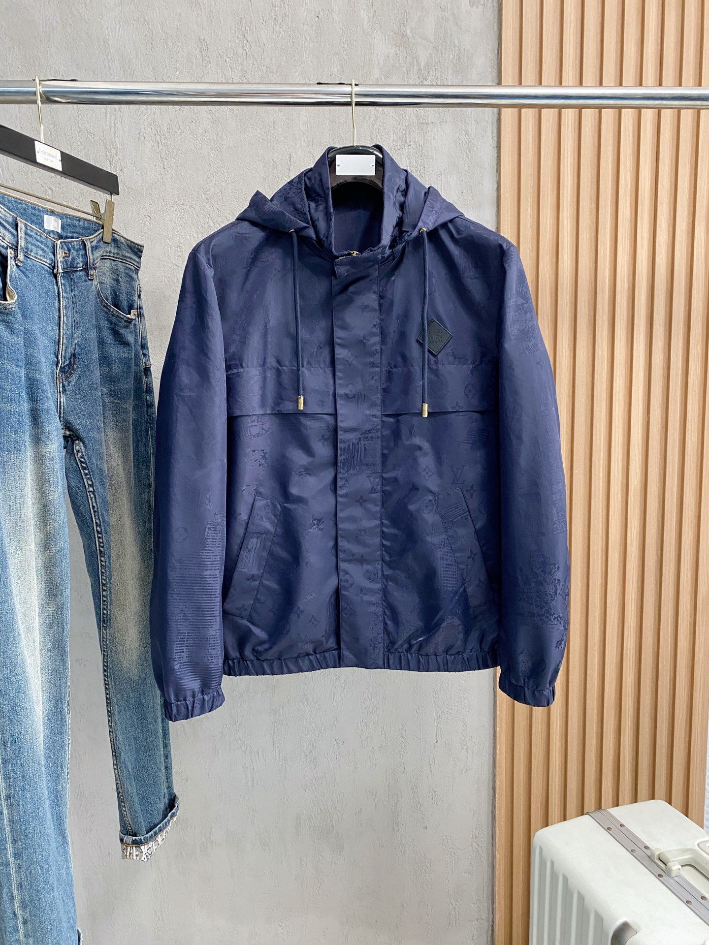 NO:525149,Lv 2025 autumn and winter new hot counter new casual and fashionable jackets, super avant-garde design style, delicate and comfortable, very light and not easy to wrinkle. Multiple craftsmanship The overall design is quite visual, the upper body is casual and stylish, with a certain degree of clarity, absolutely recommended at the most cutting-edge temperament of fashion, a must-have for urban casualness. Number of codes M~3XL (48-56) Multiple colors,,louis vuitton, jackets & coats,alexander wang19860909Lv 2025秋冬新款爆款专柜新款休闲时尚夹克 超前卫设计风格 细腻舒适 穿着非常轻便不易起皱.多重重工艺 整体的设计颇具视觉感,上身休闲有型,有一定的挺括度,绝对走在时尚最尖端的气质感推荐,都市休闲必备. 码数M~3XL（48-56）多颜色,,louis vuitton,jackets & coats,alexander wang,Men's clothing