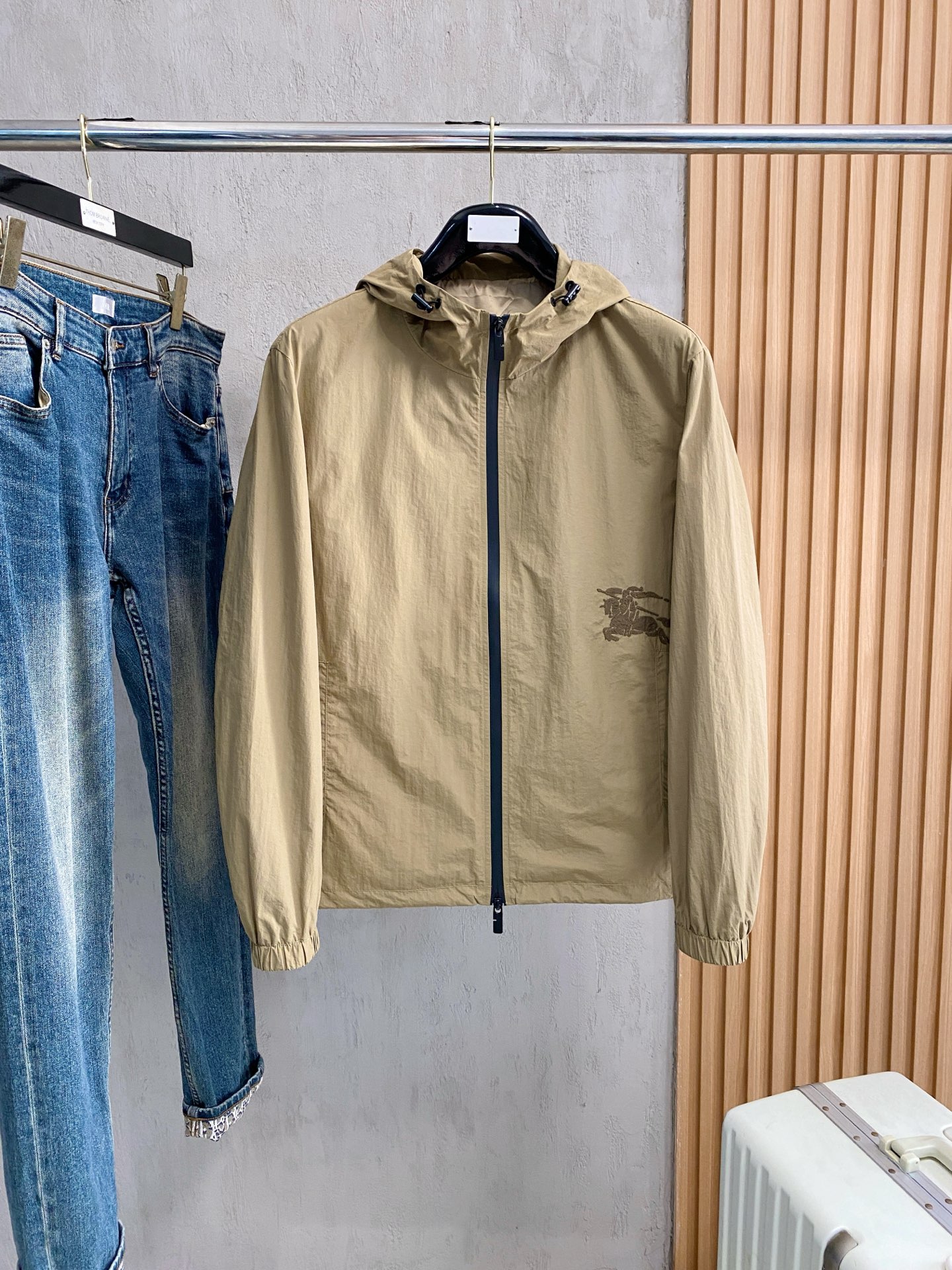 NO:525153,Burberry, new hot counter, new casual and fashionable jacket, super avant-garde design style, delicate and comfortable, very light and not easy to wrinkle. Multiple craftsmanship The overall design is quite visual, the upper body is casual and stylish, with a certain degree of clarity, absolutely recommended at the most cutting-edge temperament of fashion, a must-have for urban casualness. Number of codes M~3XL (48-56) Multiple colors, burberry, jackets & coats, alexander wang19860909巴宝莉 秋冬新款爆款专柜新款休闲时尚夹克 超前卫设计风格 细腻舒适 穿着非常轻便不易起皱.多重重工艺 整体的设计颇具视觉感,上身休闲有型,有一定的挺括度,绝对走在时尚最尖端的气质感推荐,都市休闲必备. 码数M~3XL（48-56）多颜色,,burberry,jackets & coats,alexander wang,Men's clothing