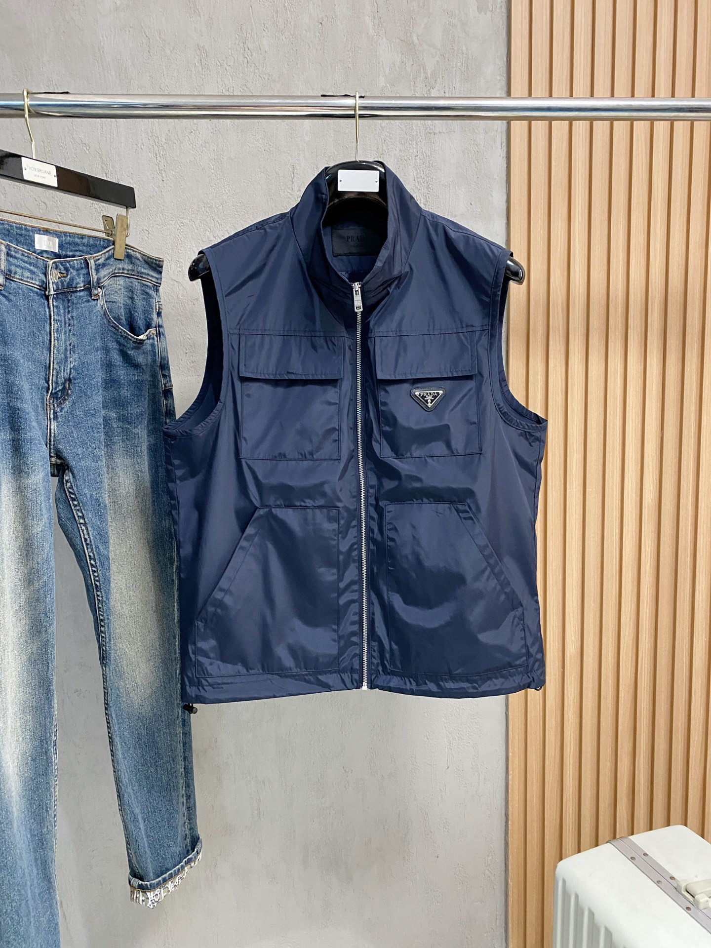 NO:525159,Prada vest, new hot counter, new casual and fashionable jacket, super avant-garde design style, delicate and comfortable, very light and not easy to wrinkle. Multiple craftsmanship The overall design is quite visual, the upper body is casual and stylish, with a certain degree of clarity, absolutely recommended at the most cutting-edge temperament of fashion, a must-have for urban casualness. Number of codes M~3XL (48-56) Multiple colors, prada, jackets & coats, alexander wang19860909普拉达 马甲 秋冬新款爆款专柜新款休闲时尚夹克 超前卫设计风格 细腻舒适 穿着非常轻便不易起皱.多重重工艺 整体的设计颇具视觉感,上身休闲有型,有一定的挺括度,绝对走在时尚最尖端的气质感推荐,都市休闲必备. 码数M~3XL（48-56）多颜色,,prada,jackets & coats,alexander wang,Men's clothing