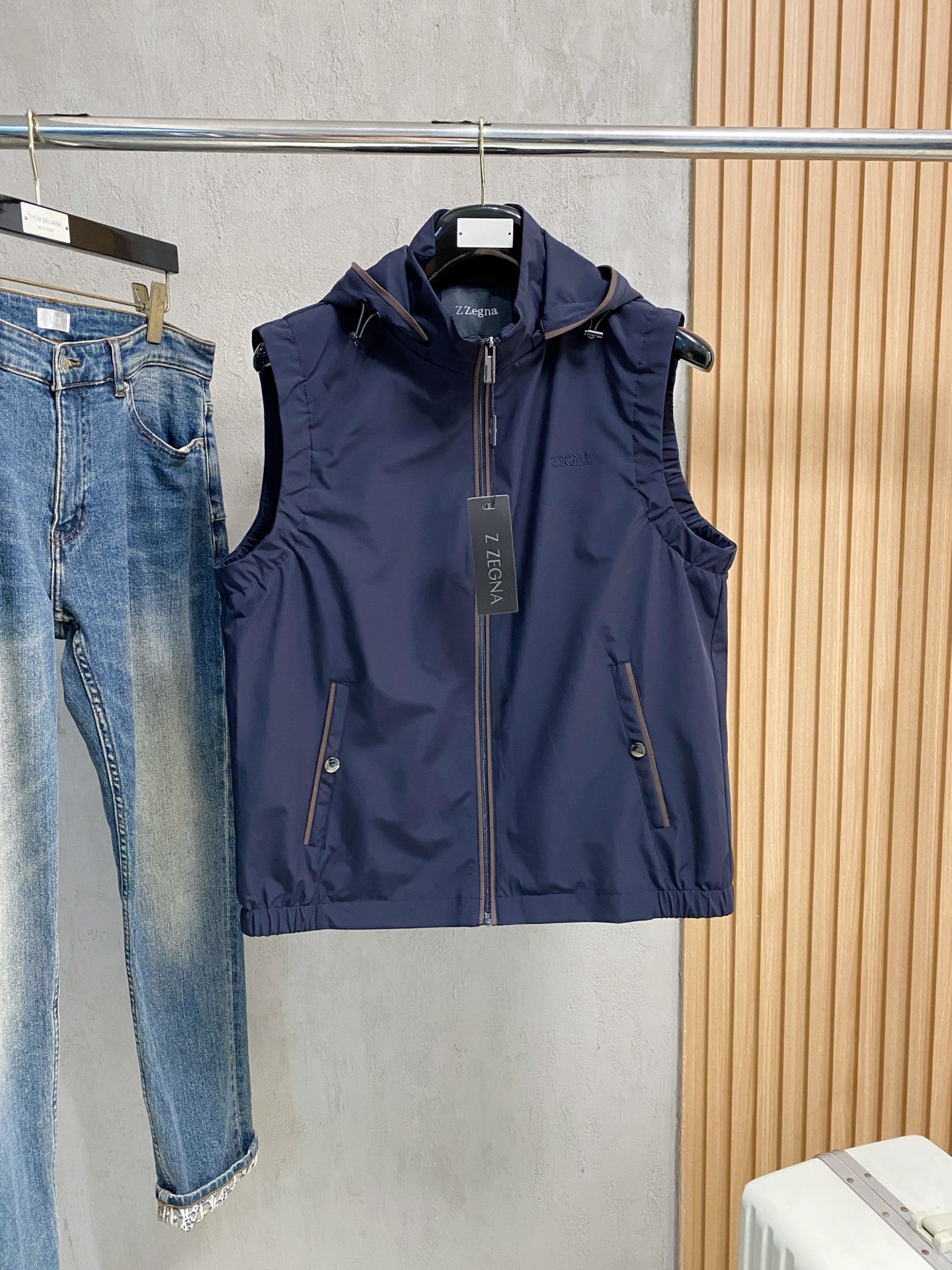 NO:525161,Zenia vest, new hot counter, new casual and fashionable jacket, avant-garde design style, delicate and comfortable, very light and not easy to wrinkle. Multiple craftsmanship The overall design is quite visual, the upper body is casual and stylish, with a certain degree of clarity, absolutely recommended at the most cutting-edge temperament of fashion, a must-have for urban casualness. Number of codes M~3XL (48-56) Multiple colors, zegna, jackets & coats, alexander wang19860909杰尼亚 马甲 秋冬新款爆款专柜新款休闲时尚夹克 超前卫设计风格 细腻舒适 穿着非常轻便不易起皱.多重重工艺 整体的设计颇具视觉感,上身休闲有型,有一定的挺括度,绝对走在时尚最尖端的气质感推荐,都市休闲必备. 码数M~3XL（48-56）多颜色,,zegna,jackets & coats,alexander wang,Men's clothing