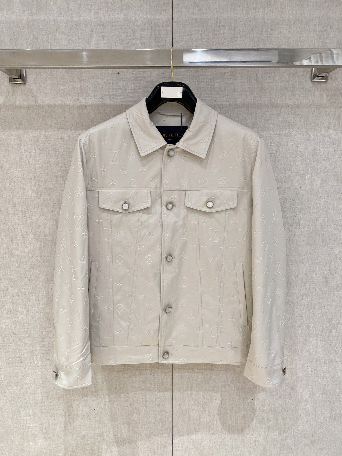 NO:538089,Lv Autumn and Winter new original 1:1 custom hardware accessories are fully imported and customized. Welcome to counter comparison. Absolutely high quality. Use top-grade 95 white duck down. Super soft. Flush and full. Super heavy fabric has a perfect fit. Pay attention to the super comfortable fabric. Exclusive model. Non-market goods. Size M for men and women. ~XXXL,,louis vuitton,alexander wang.19860909Lv 秋冬新款原版1:1订制五金配件全进口原版定制 欢迎专柜对比 绝对的高品质 采用顶级95白鸭绒 超柔软 充羽量蓬松饱满 超级重面料做工杠杠的版型完美 注意面料超舒服 独家款 非市场货 男女同款尺码M ～XXXL,,louis vuitton,alexander wang,Men's clothing