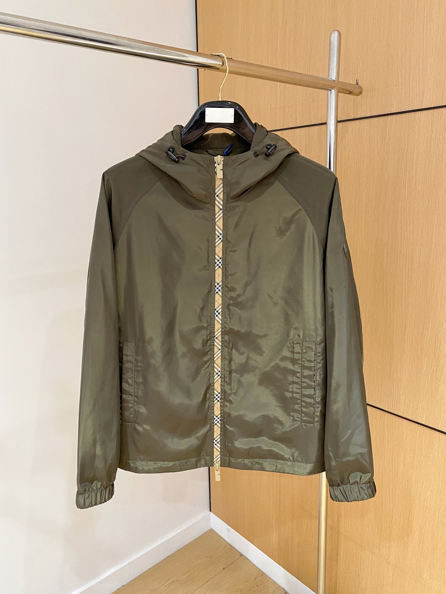 NO:520776,New, same model on Burberry’s official website, complete with three standards!  2025 new men's jacket, fashionable and casual high-end version!  Customized fabrics for counters are breathable and comfortable, with impeccable details, and the brand element design concept reflects high quality. The feel is delicate and soft!  It is casually cut, with a great upper body style!  Code number M-3XL, burberry, jackets & coats, jackets & coats, alexander wang19860909上新 巴宝莉官网同款,三标齐全！2025新款男士夹克外套,时尚休闲高端版本！专柜定制面料 透气舒适度高,细节无可挑剔,品牌元素设计理念,体现高品质.手感细腻柔软！呈现休闲裁剪,上身版型超赞！码数M-3XL,,burberry,jackets & coats,jackets & coats,alexander wang,Men's clothing