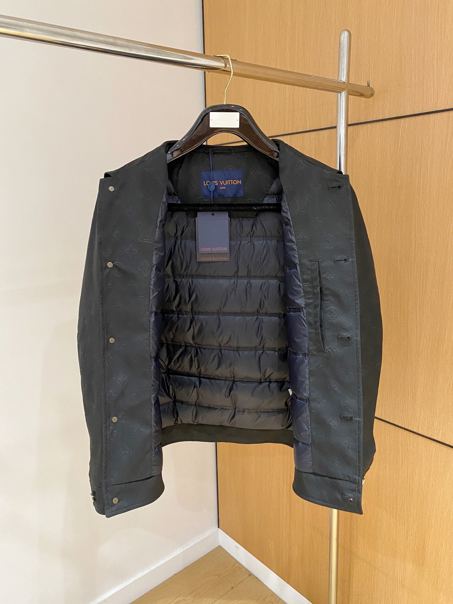 Lv 2025秋冬新款🆕原版1:1订制五金配件全进口原版定制 欢迎专柜对比 绝对的高品质 采用顶级95白