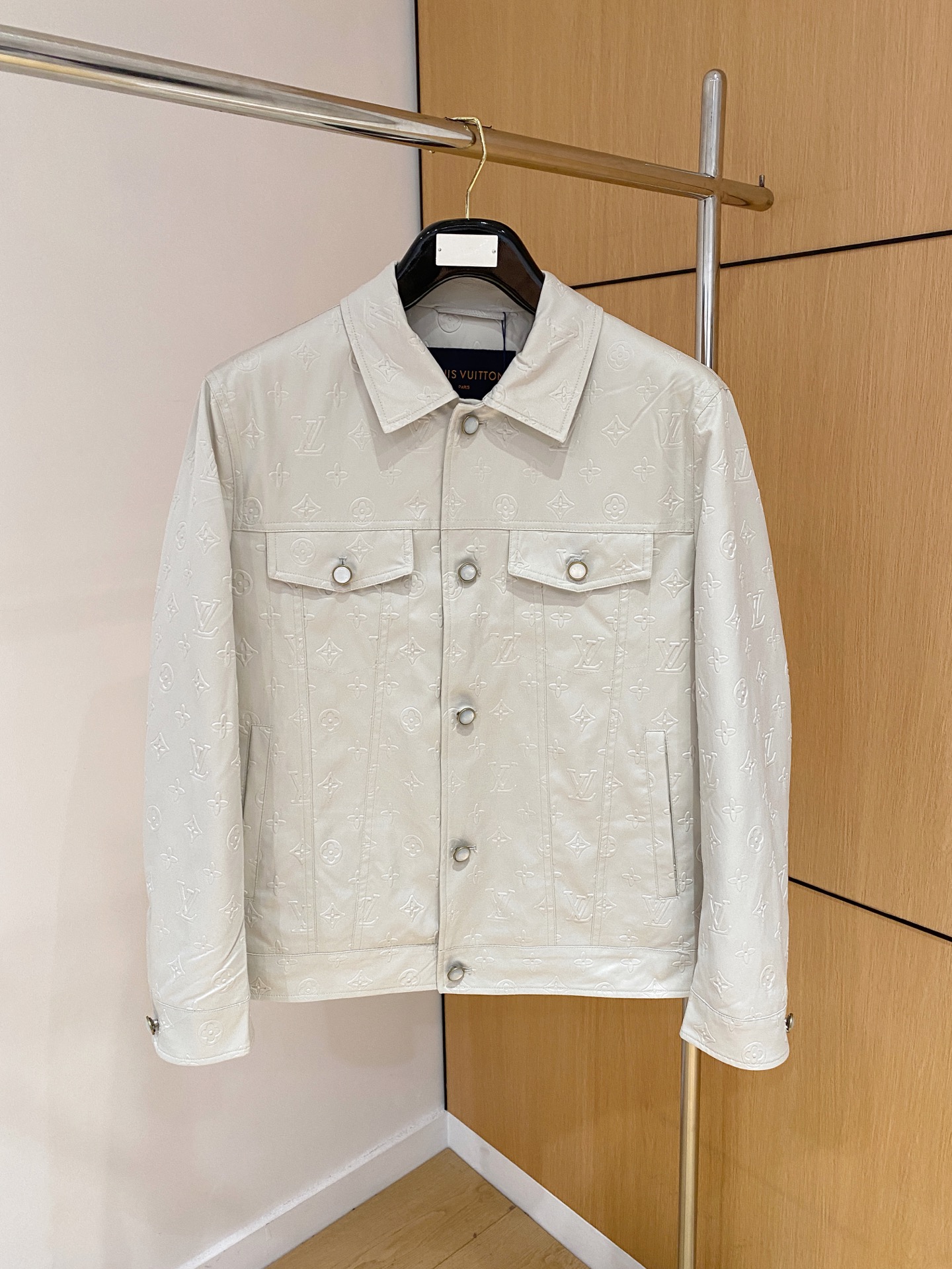 NO:520775,Lv 2025 autumn and winter new original 1:1 custom hardware accessories fully imported and customized. Welcome to counter comparison. Absolutely high quality. Use top-grade 95 white duck down. Super soft. Flush and full. Super heavy fabric with a perfect fit. Pay attention to the super comfortable fabric. Exclusive model. Non-market goods. Size M for men and women. ~XXXL,,louis vuitton,alexander wang.19860909Lv 2025秋冬新款原版1:1订制五金配件全进口原版定制 欢迎专柜对比 绝对的高品质 采用顶级95白鸭绒 超柔软 充羽量蓬松饱满 超级重面料做工杠杠的版型完美 注意面料超舒服 独家款 非市场货 男女同款尺码M ～XXXL,,louis vuitton,alexander wang,Men's clothing