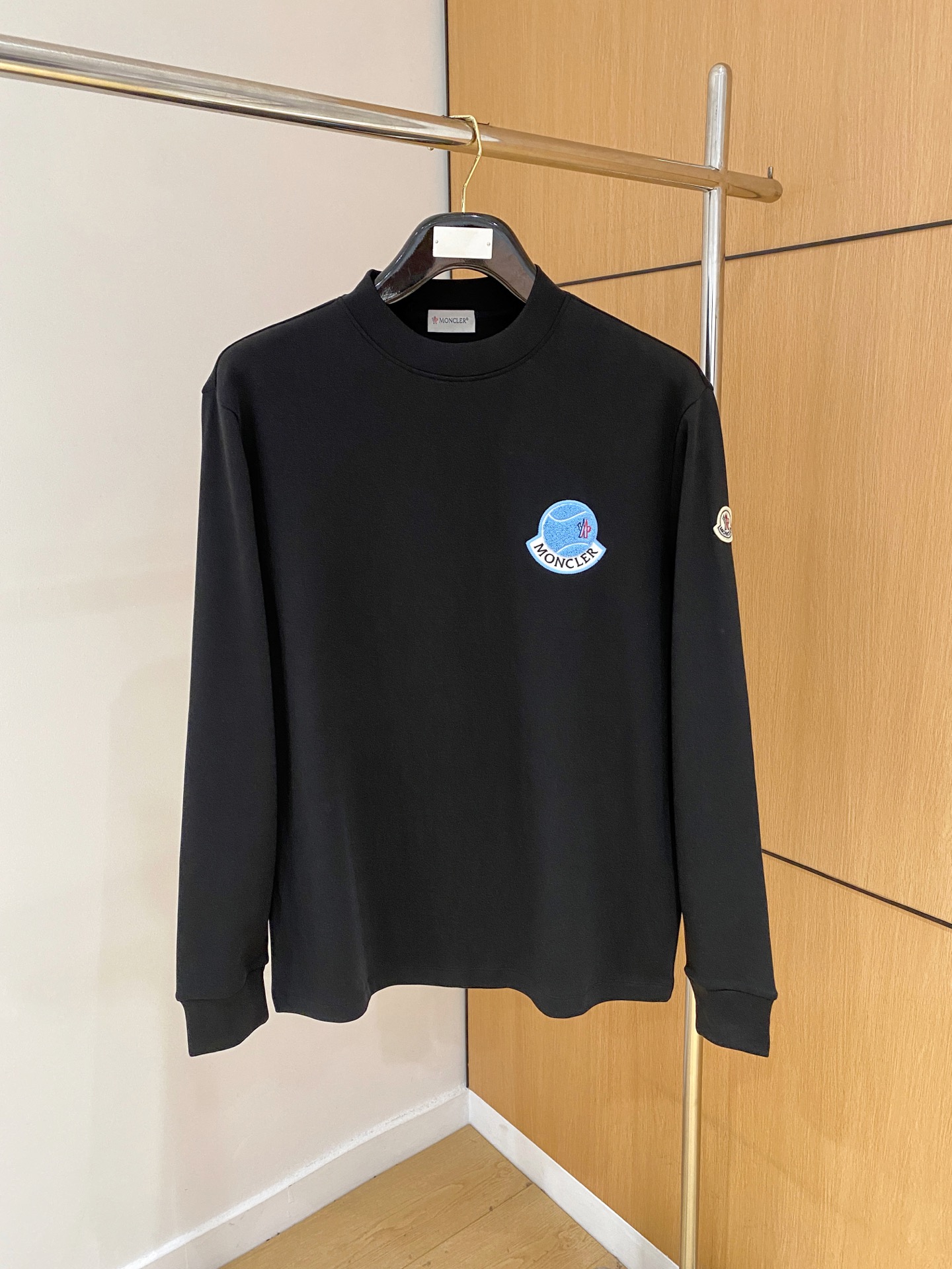 NO:520790,Mengjia 2025 Autumn and Winter Men's Latest Trade Order Base Shirt, Full Quality!  !  Embroidery design with logo pattern!  Customized baby sued fabric!  The upper body is comfortable and breathable, not stiff, and the overall three-dimensional feeling is rich, with quality export orders, customized exclusive baby sued fabric tailoring to meet the simple needs of commuters for dressing. The upper body is very effective, it looks slim and not picky about the figure. The fabric workmanship... Improper, good craftsmanship can make you look good and tasteful, a must-have item for everyone!  Size M-3XL, alexander wang19860909蒙家 2025秋冬男士最新的贸易订单打底衫,全品相！！采用logo图案刺绣设计！定制婴儿绒面料！上身舒适透气,不僵硬,整体有着丰富的立体感,品质出口订单,定制专属婴儿绒面料剪裁,满足通勤人们对于着装的简约需求,上身效果很好,显瘦,不挑剔身材.面料做工....无可挑剔,好工艺好面料才能穿出好品味一款,人手必备单品！尺码M-3XL,,alexander wang,Men's clothing