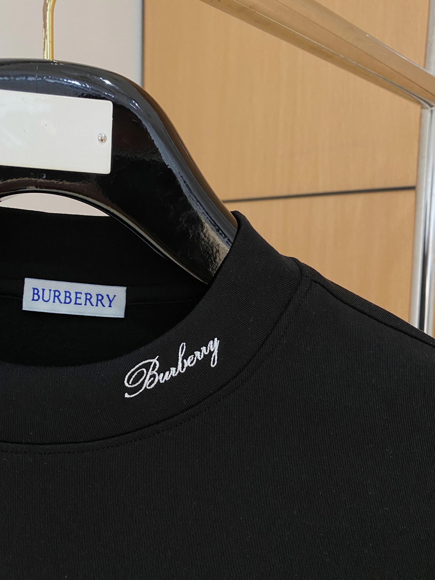 巴宝莉 2025秋冬男士最新的贸易订单打底衫，全品相！！采用logo图案刺绣设计！定制婴儿绒面料！上身舒