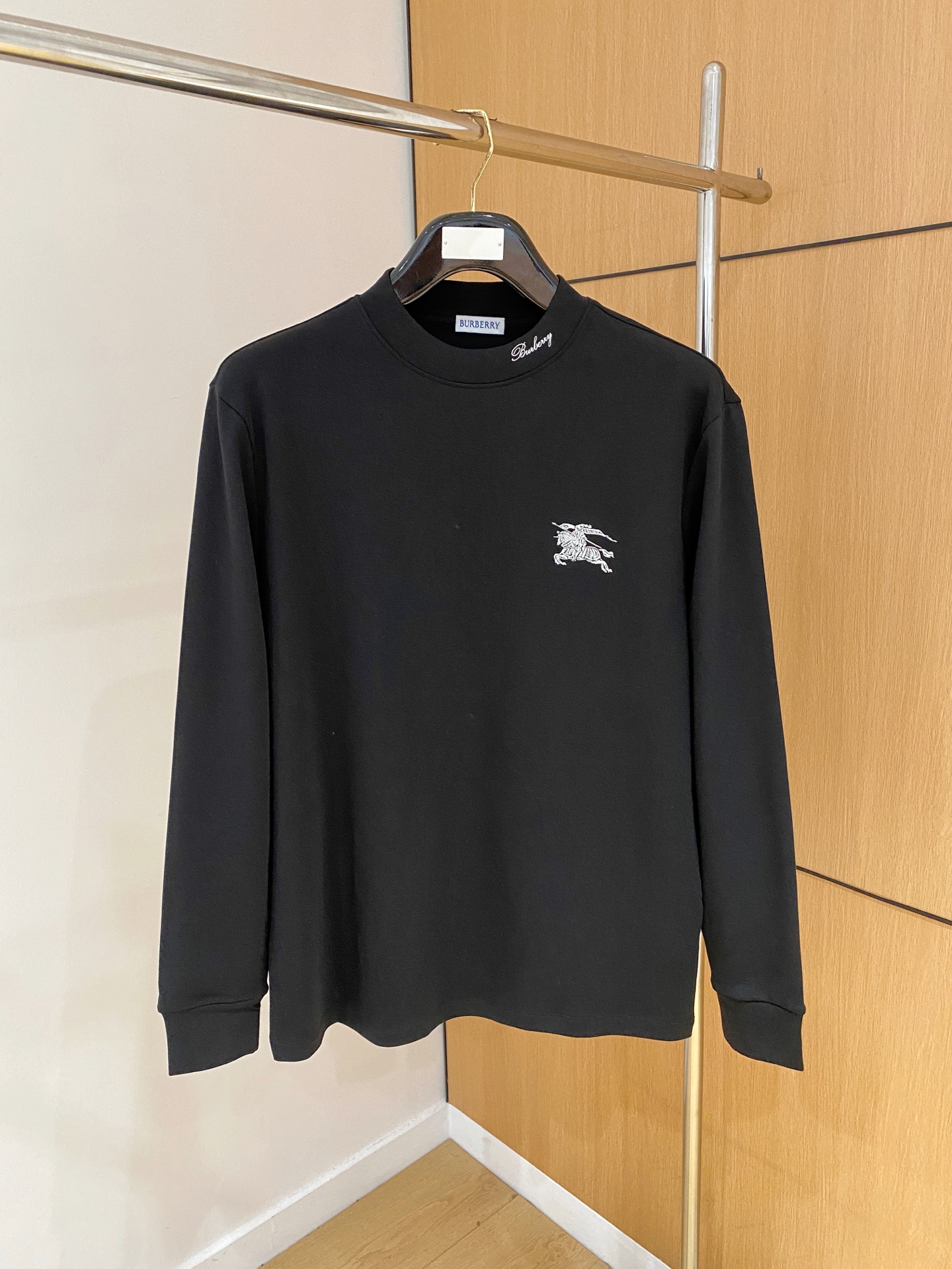 NO:520773,Burberry's latest trade order base shirt for men in autumn and winter 2025, full quality!  !  Embroidery design with logo pattern!  Customized baby sued fabric!  The upper body is comfortable and breathable, not stiff, and the overall three-dimensional feeling is rich, with quality export orders, customized exclusive baby sued fabric tailoring to meet the simple needs of commuters for dressing. The upper body is very effective, it looks slim and not picky about the figure. The fabric workmanship... Improper, good craftsmanship can make you look good and tasteful, a must-have item for everyone!  Size M-3XL, Burberry, Alexander wang19860909巴宝莉 2025秋冬男士最新的贸易订单打底衫,全品相！！采用logo图案刺绣设计！定制婴儿绒面料！上身舒适透气,不僵硬,整体有着丰富的立体感,品质出口订单,定制专属婴儿绒面料剪裁,满足通勤人们对于着装的简约需求,上身效果很好,显瘦,不挑剔身材.面料做工....无可挑剔,好工艺好面料才能穿出好品味一款,人手必备单品！尺码M-3XL,,burberry,alexander wang,Men's clothing