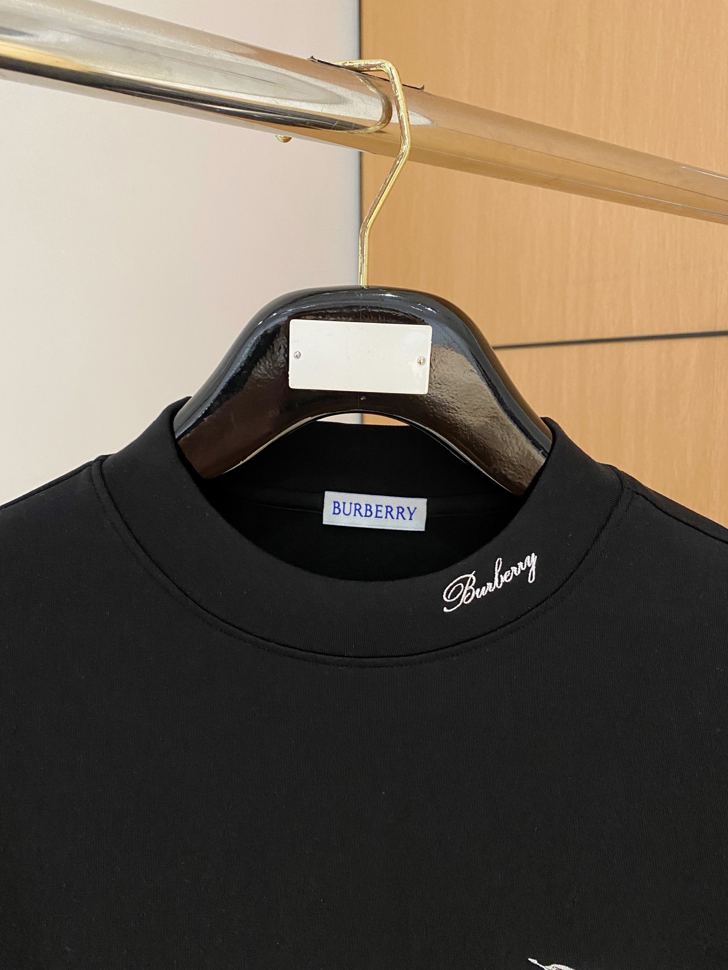 巴宝莉 2025秋冬男士最新的贸易订单打底衫，全品相！！采用logo图案刺绣设计！定制婴儿绒面料！上身舒