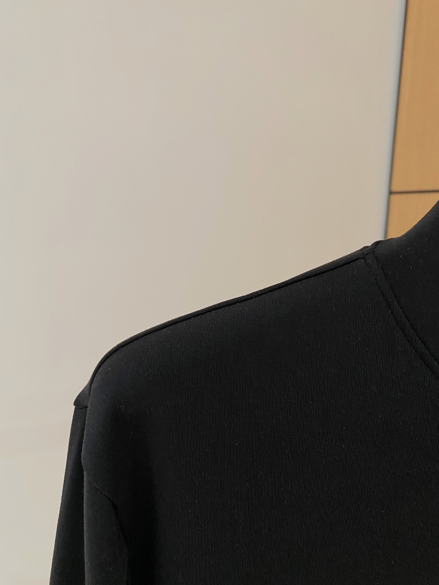 巴宝莉 2025秋冬男士最新的贸易订单打底衫，全品相！！采用logo图案刺绣设计！定制婴儿绒面料！上身舒