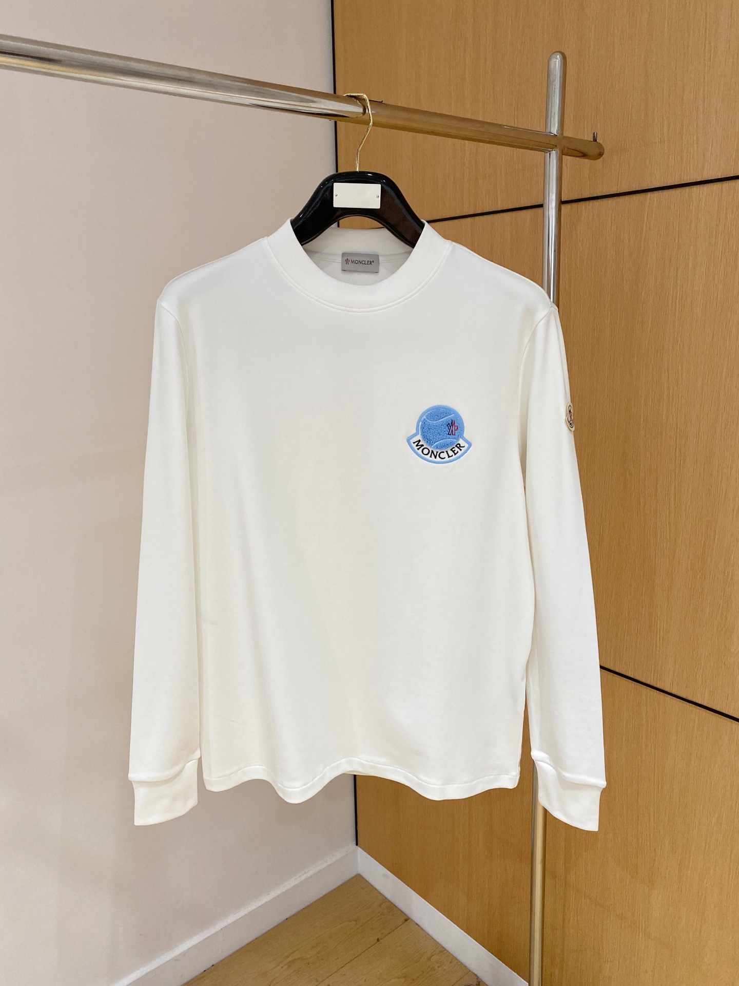 NO:520788,Mengkou Family The latest trade order base shirt for men for 2025 autumn and winter, full quality!  !  Embroidery design with logo pattern!  Customized baby sued fabric!  The upper body is comfortable and breathable, not stiff, and the overall three-dimensional feeling is rich, with quality export orders, customized exclusive baby sued fabric tailoring to meet the simple needs of commuters for dressing. The upper body is very effective, it looks slim and not picky about the figure. The fabric workmanship... Improper, good craftsmanship can make you look good and tasteful, a must-have item for everyone!  Size M-3XL, Moncler, alexander wang19860909蒙口家 2025秋冬男士最新的贸易订单打底衫,全品相！！采用logo图案刺绣设计！定制婴儿绒面料！上身舒适透气,不僵硬,整体有着丰富的立体感,品质出口订单,定制专属婴儿绒面料剪裁,满足通勤人们对于着装的简约需求,上身效果很好,显瘦,不挑剔身材.面料做工....无可挑剔,好工艺好面料才能穿出好品味一款,人手必备单品！尺码M-3XL,,Moncler,alexander wang,Men's clothing