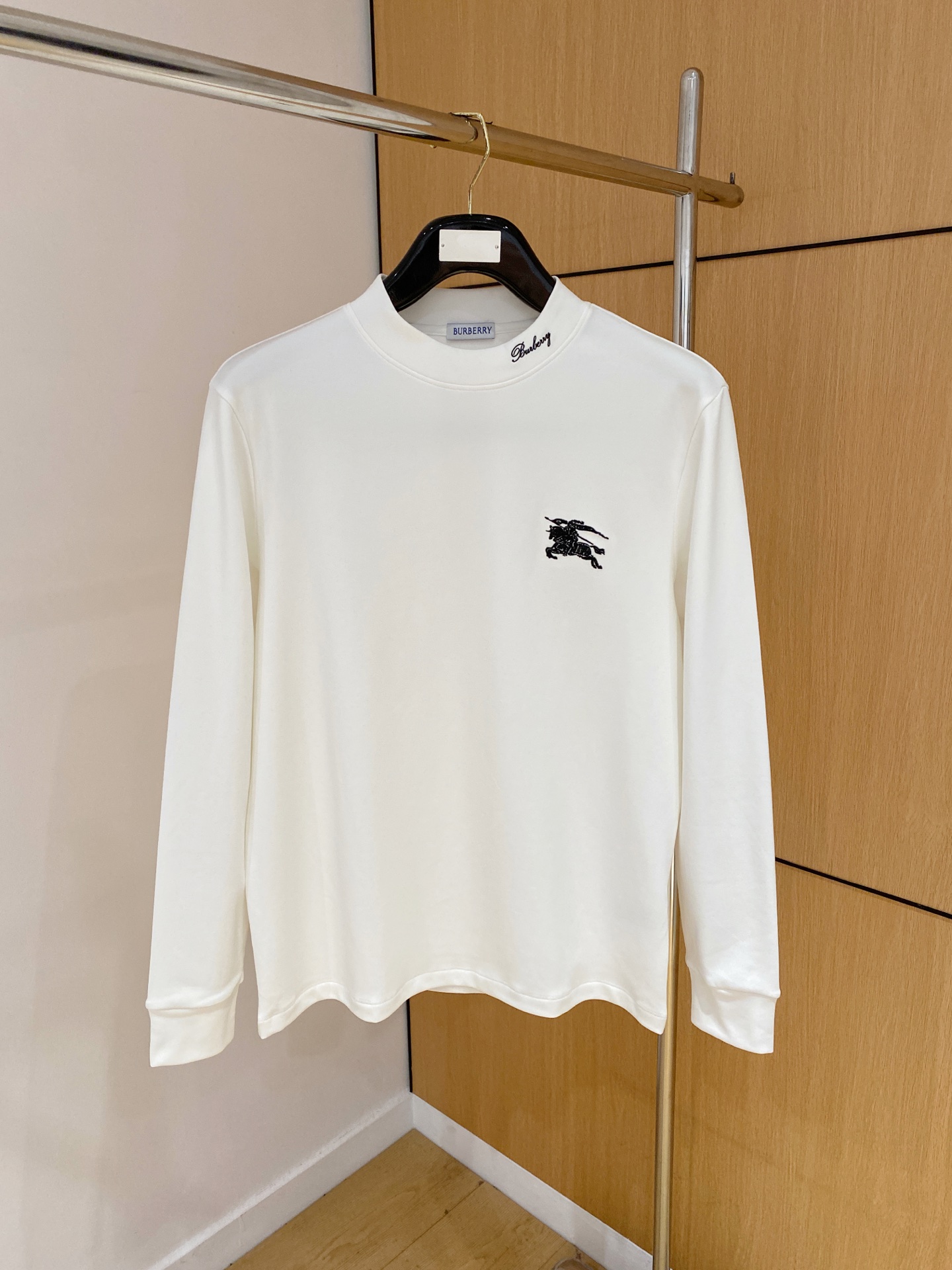 巴宝莉 2025秋冬男士最新的贸易订单打底衫，全品相！！采用logo图案刺绣设计！定制婴儿绒面料！上身舒