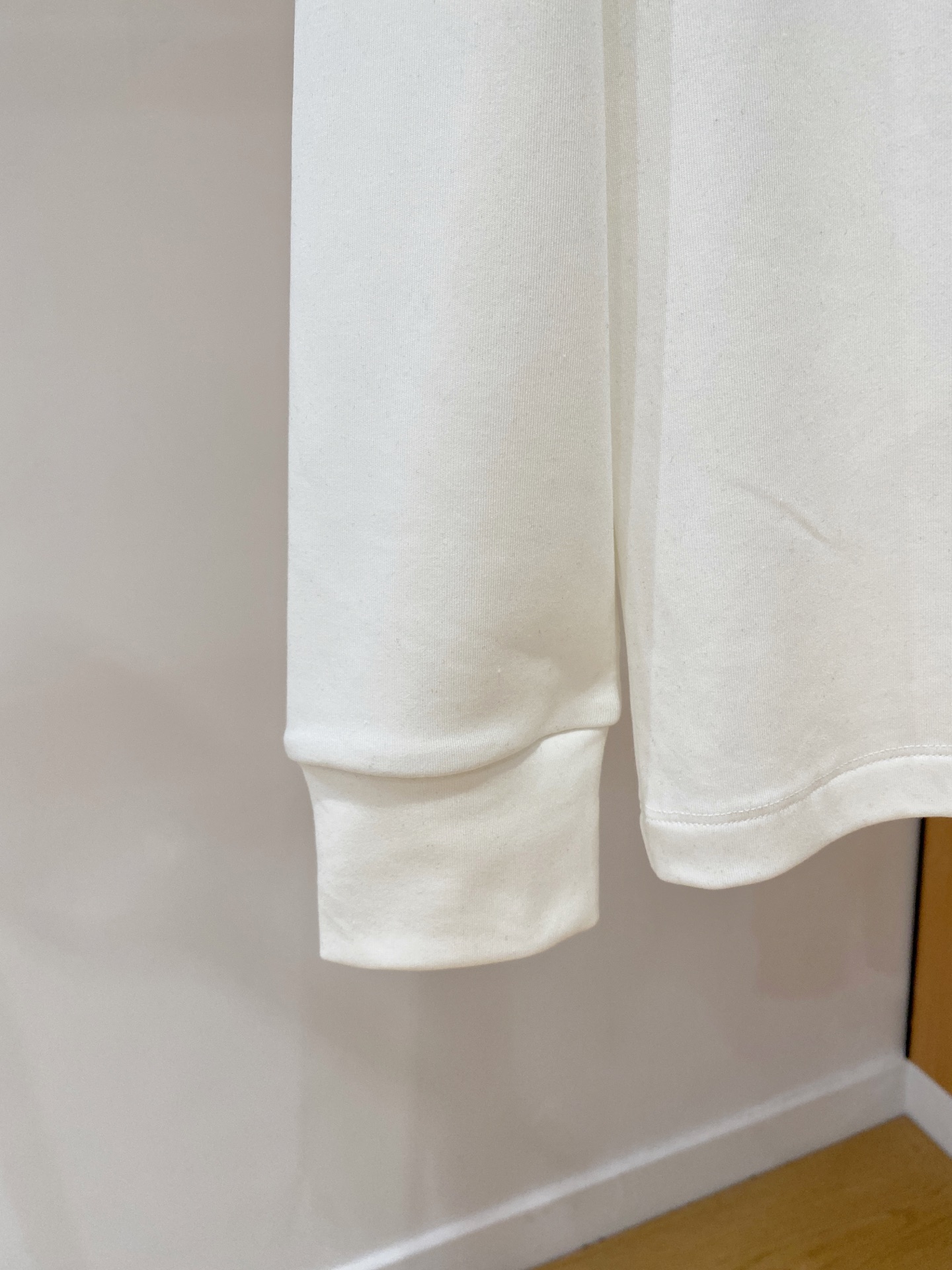 巴宝莉 2025秋冬男士最新的贸易订单打底衫，全品相！！采用logo图案刺绣设计！定制婴儿绒面料！上身舒