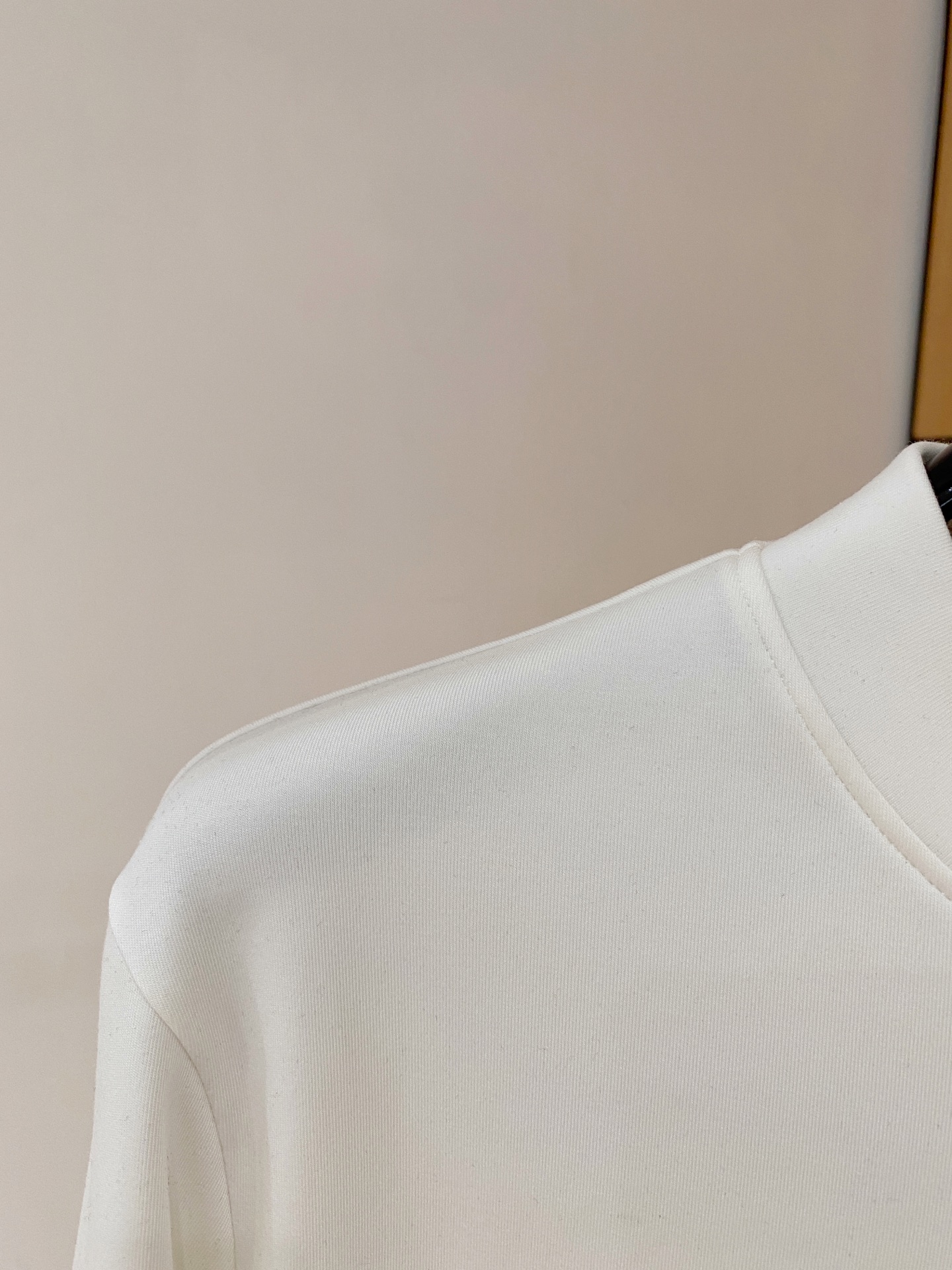 巴宝莉 2025秋冬男士最新的贸易订单打底衫，全品相！！采用logo图案刺绣设计！定制婴儿绒面料！上身舒