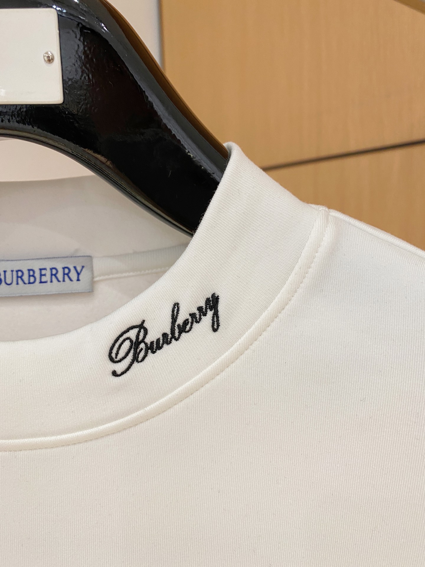 巴宝莉 2025秋冬男士最新的贸易订单打底衫，全品相！！采用logo图案刺绣设计！定制婴儿绒面料！上身舒