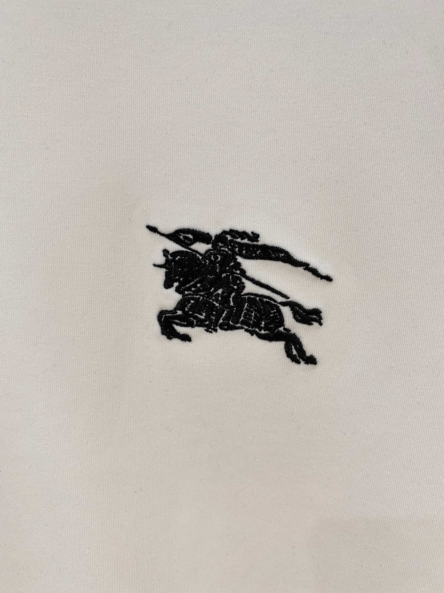 巴宝莉 2025秋冬男士最新的贸易订单打底衫，全品相！！采用logo图案刺绣设计！定制婴儿绒面料！上身舒