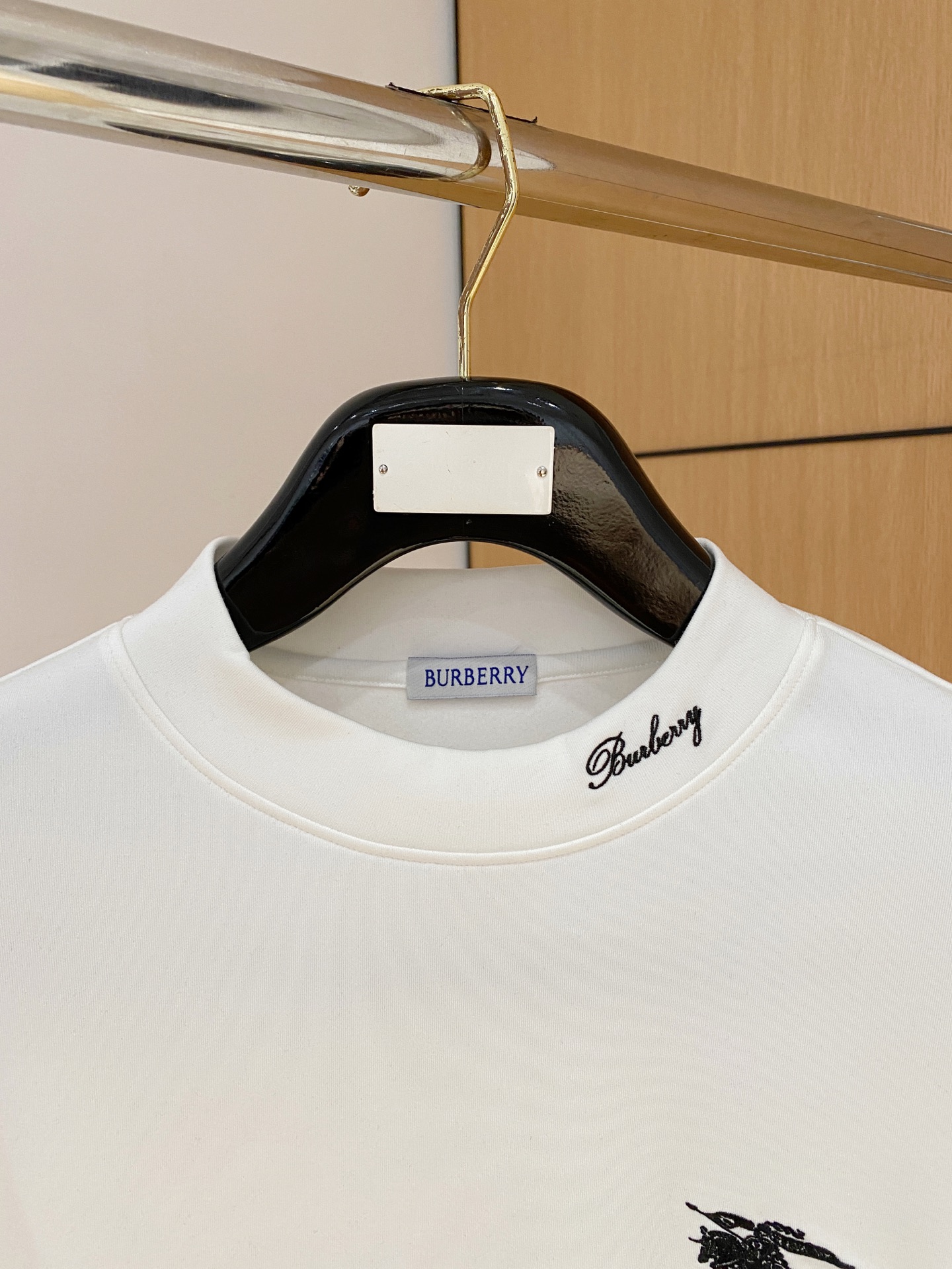 巴宝莉 2025秋冬男士最新的贸易订单打底衫，全品相！！采用logo图案刺绣设计！定制婴儿绒面料！上身舒