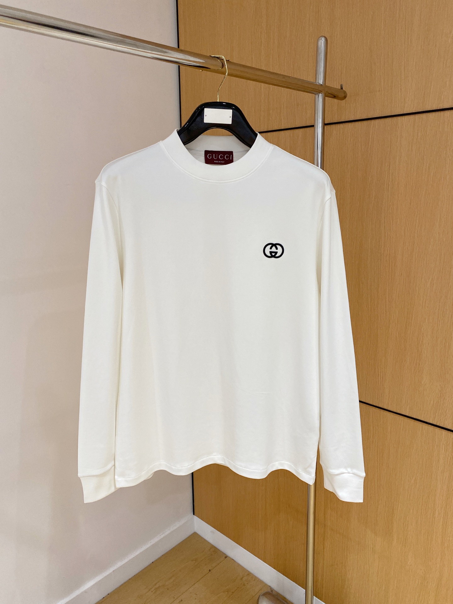 NO:520786,G Home 2025 Autumn and Winter Men's Latest Trade Order Base Shirt, Full Quality!  !  Embroidery design with logo pattern!  Customized baby sued fabric!  The upper body is comfortable and breathable, not stiff, and the overall three-dimensional feeling is rich, with quality export orders, customized exclusive baby sued fabric tailoring to meet the simple needs of commuters for dressing. The upper body is very effective, it looks slim and not picky about the figure. The fabric workmanship... Improper, good craftsmanship can make you look good and tasteful, a must-have item for everyone!  Size M-3XL, gucci,alexander wang19860909G家 2025秋冬男士最新的贸易订单打底衫,全品相！！采用logo图案刺绣设计！定制婴儿绒面料！上身舒适透气,不僵硬,整体有着丰富的立体感,品质出口订单,定制专属婴儿绒面料剪裁,满足通勤人们对于着装的简约需求,上身效果很好,显瘦,不挑剔身材.面料做工....无可挑剔,好工艺好面料才能穿出好品味一款,人手必备单品！尺码M-3XL,,gucci,alexander wang,Men's clothing