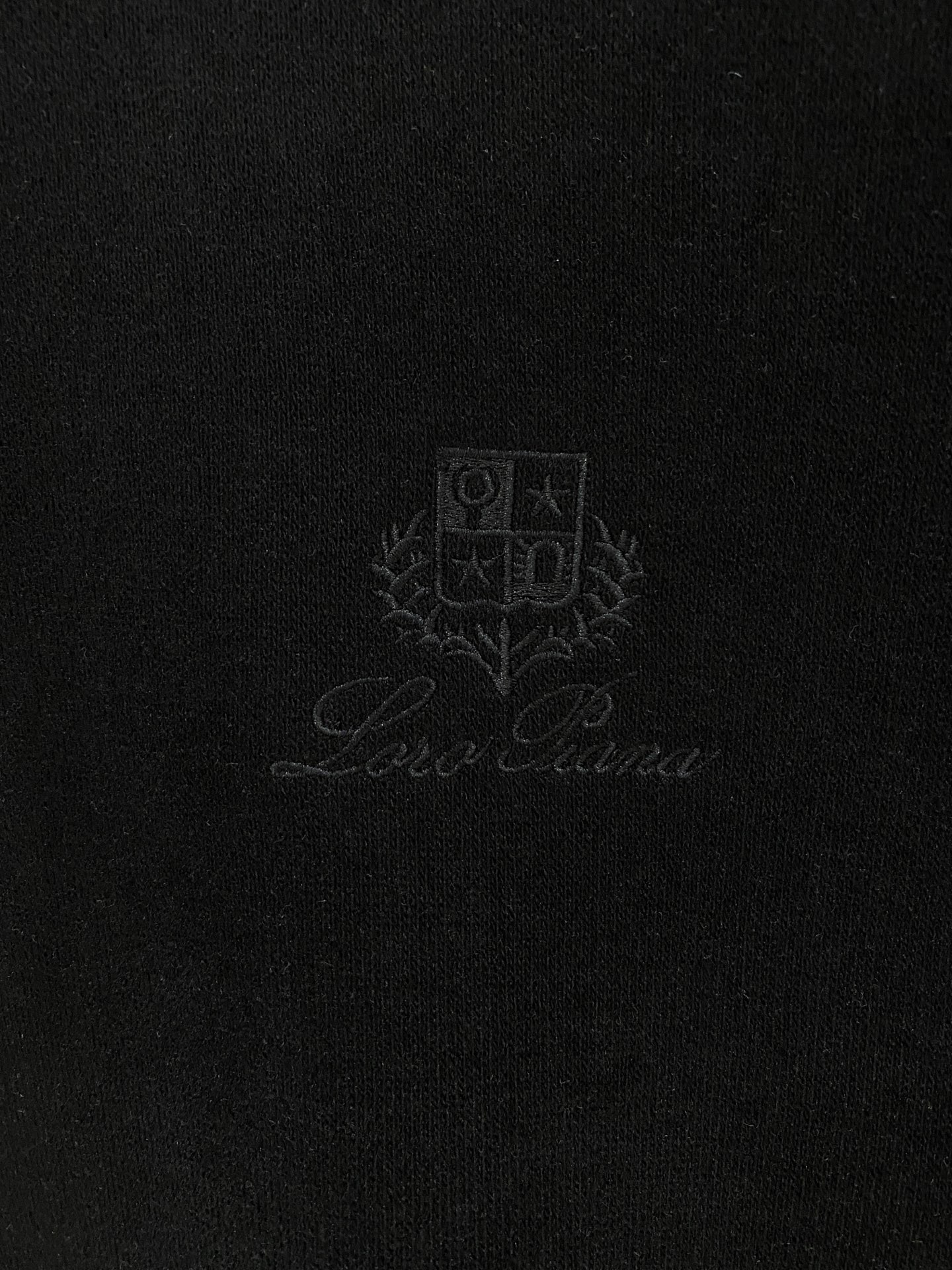 ❤️ 。lP🆕  1925秋冬  羊绒羊毛套头卫衣  很有亮点，标志刺绣 细节上凸显质感 整体设计上身时