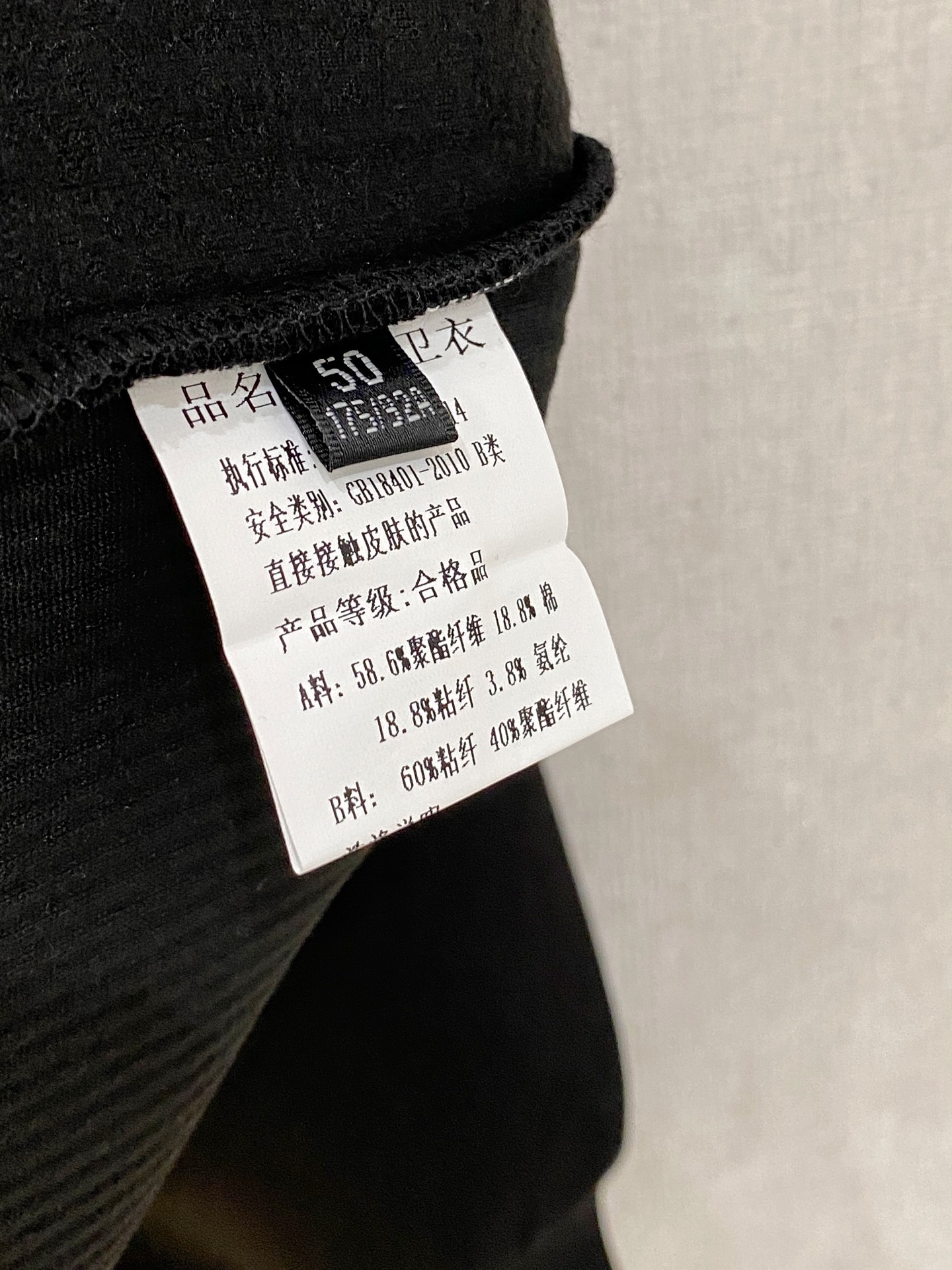 ❤️ 。普拉达 2025秋冬  羊毛混纺套头针织卫衣  几何拼皮的口袋设计 很有亮点，标志字母纽扣 细节