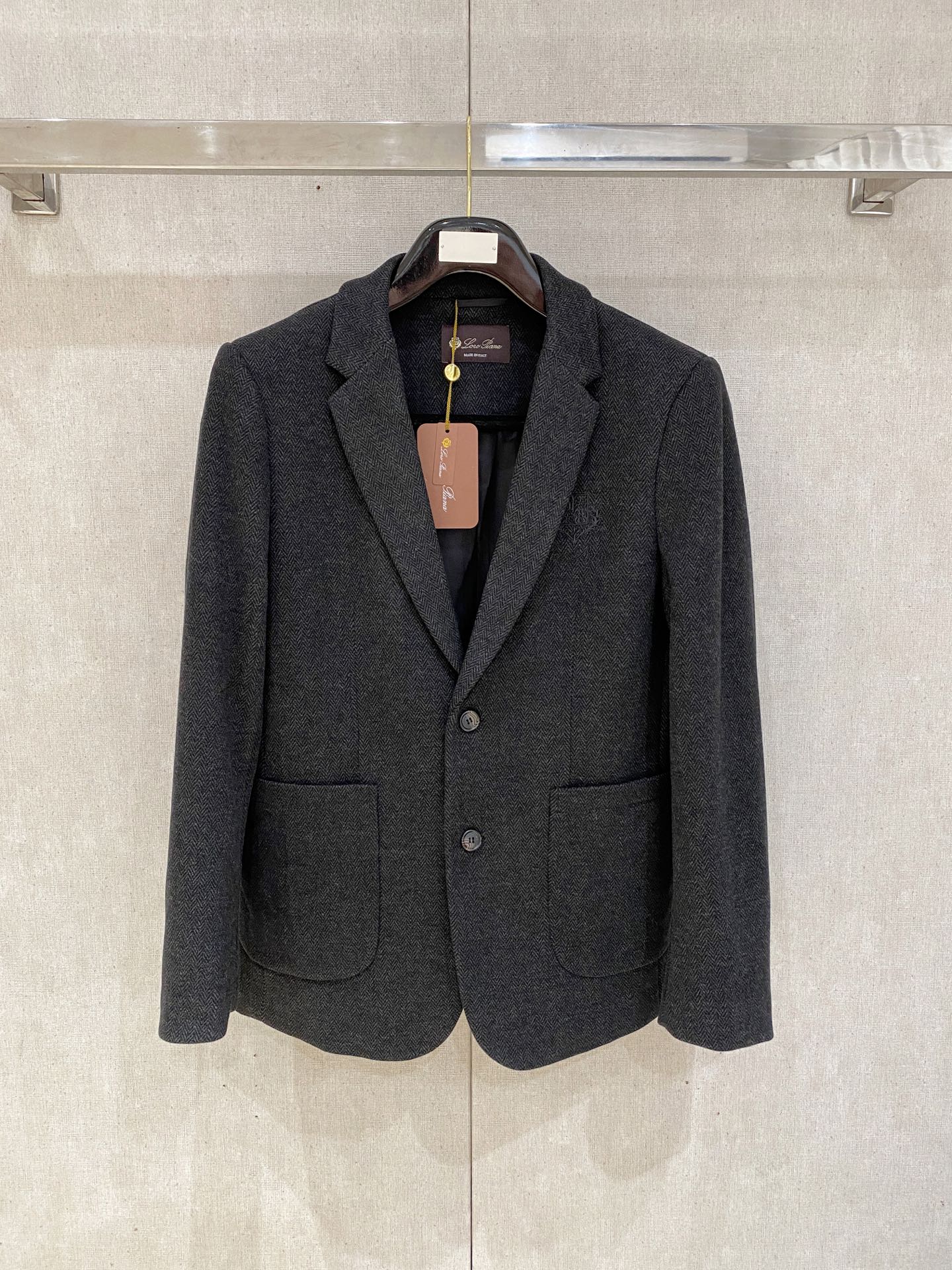 NO:538099,(Recommended) LP new slim suit jacket for men in autumn and winter. Two colors: light beige and dark gray. The light beige style looks fresher and softer, suitable for daily casual or business casual occasions; the dark gray style is more stable and formal, suitable for more serious business scenes. It adopts a slim fit design, which can fit the wearer's figure well, show a capable and neat image, highlight the men's body lines, and avoid the bloated feeling of traditional suits. Fabric details The fabric composition is blended with 63 polyester fiber, 28.4 cotton, 5.6 acetic acid and a small amount of wool. Polyester fiber makes the jacket crisp and wrinkle-resistant and easy to care; cotton increases softness and moisture absorption; acetate fiber enhances gloss and drape; wool gives the jacket warmth and texture.  The surface of the fabric presents a fine striped texture, which increases the visual layering, making the jacket look more refined, and also has a certain retro style. With the classic flat head design, this style of the head is relatively versatile and suitable for many occasions, from daily commuting to more formal business activities, it can be easily controlled. There is no obvious decorative button at the cuffs, and the design is simple and elegant, in line with the overall simple style. Elbow patches The elbow positions of the two jackets are equipped with oval patches, the material looks suede, and the color matches the main color of the jacket. This design is not only decorative, but also enhances the wear resistance of the elbow position. The buttons are made of buttons of the same color as the color of the clothes. The button surface is smooth and the four-eye design is unified with the overall style, low-key and refined.  It has a chest oblique socket pocket design, with the brand's iconic 'LP' word, which not only increases practicality, facilitates small objects, but also highlights the brand's characteristics; in addition, there is also a patch pocket below for daily use. The color of the lining is coordinated with the main color of the jacket, the lining is smooth, making it more comfortable to wear, and also increases the crispness of the jacket.19860909（推荐）LP 秋冬新款混纺面料男士修身西服外套 2个颜色 浅米色和深灰色两款.浅米色款显得更加清新、柔和,适合日常休闲或商务休闲场合；深灰色款则更显沉稳、正式,适用于较为严肃的商务场景 . 采用修身版型设计,能够很好地贴合穿着者的身形,展现出干练、利落的形象,凸显男士的身材线条,避免传统西装的臃肿感. 面料细节 面料成分为63聚酯纤维、28.4人棉、5.6醋酸以及少量羊毛等混纺 .聚酯纤维使外套挺括抗皱,易于打理；人棉增加柔软度和吸湿性；醋酸纤维提升光泽感和垂坠感；羊毛则赋予外套保暖性和质感. 面料表面呈现出细密的条纹纹理,增加了视觉层次感,让外套看起来更加精致,同时也带有一定的复古风格. 经典的平驳头设计,这种驳头款式较为百搭,适合多种场合,从日常通勤到较为正式的商务活动都能轻松驾驭. 袖口处没有明显的装饰扣,设计简洁大方,符合整体的简约风格. 肘部补丁两件外套的肘部位置都配有椭圆形的补丁,材质看起来像是麂皮,颜色与外套主体颜色搭配和谐.这一设计不仅具有装饰性,还能增强肘部位置的耐磨性. 纽扣采用与衣服颜色同色的纽扣,纽扣表面光滑,四眼设计,与整体风格统一,低调又不失精致感. 设有胸前斜插口袋设计,带有品牌标志性的“LP‘字样,既增加了实用性,方便放置小物件,又彰显了品牌特色 ；此外还设有下方的贴袋,方便日常使用. 内衬颜色与外套主体颜色相协调,内衬材质光滑,穿着时更加舒适,同时也增加了外套的挺括度 .M-3XL.,,loro piana,jackets & coats,business suit,chamois leather,alexander wang,Men's clothing