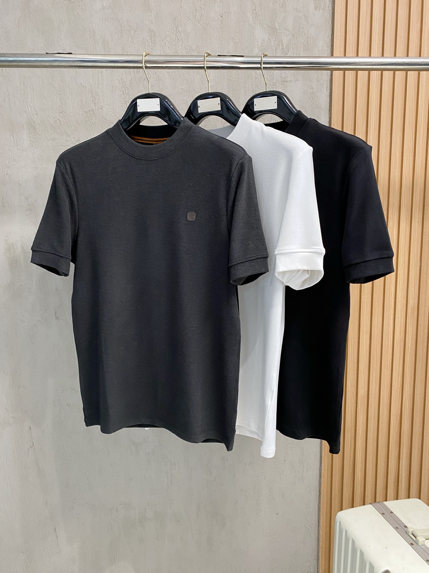 杰尼亚 25FW秋冬新款碳素磨绒毛平纹棉布圆领长Tee，男士胸前元素装饰圆领长袖T恤打底衫！贸易公司渠道