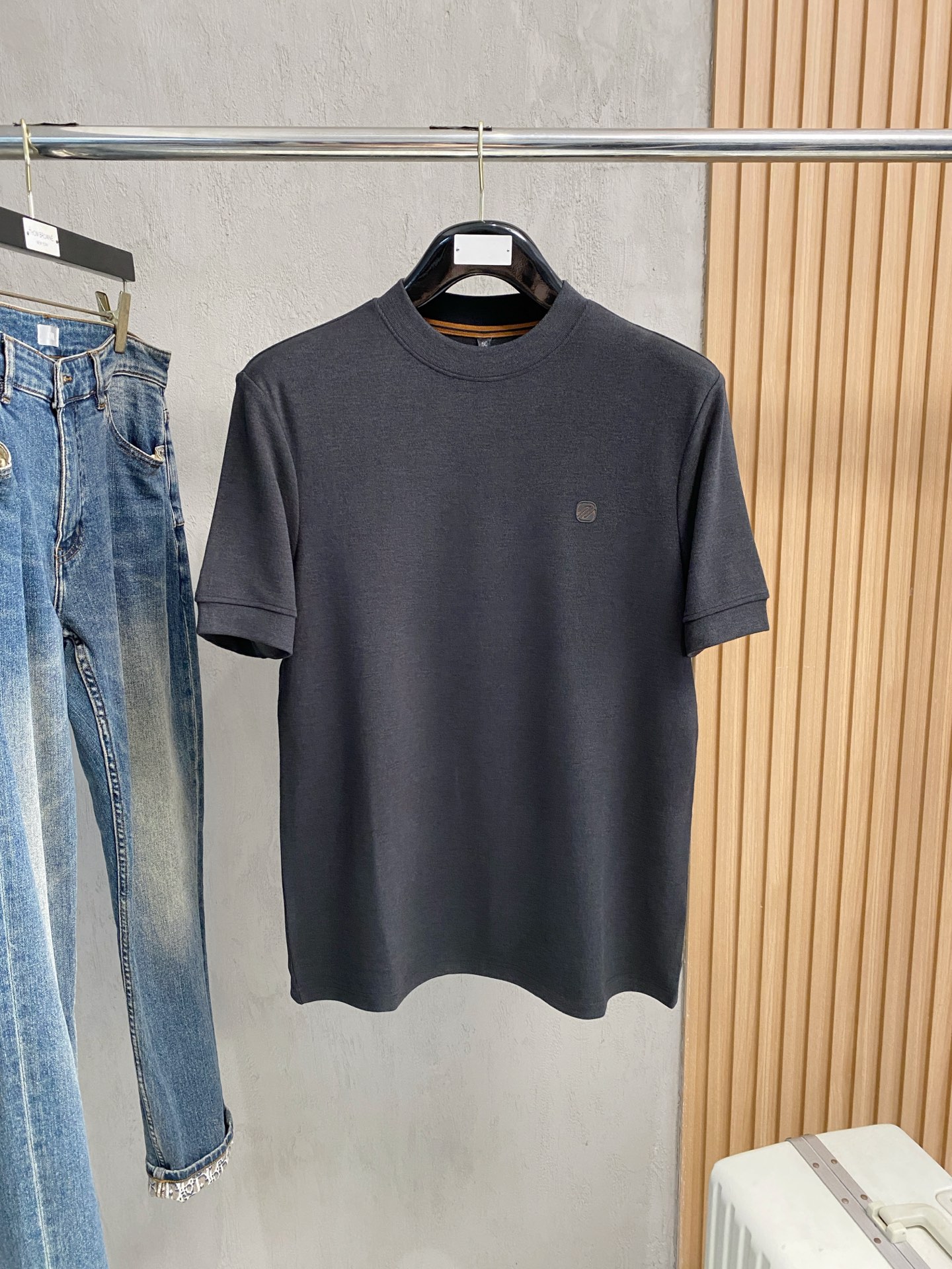 杰尼亚 25FW秋冬新款碳素磨绒毛平纹棉布圆领长Tee，男士胸前元素装饰圆领长袖T恤打底衫！贸易公司渠道