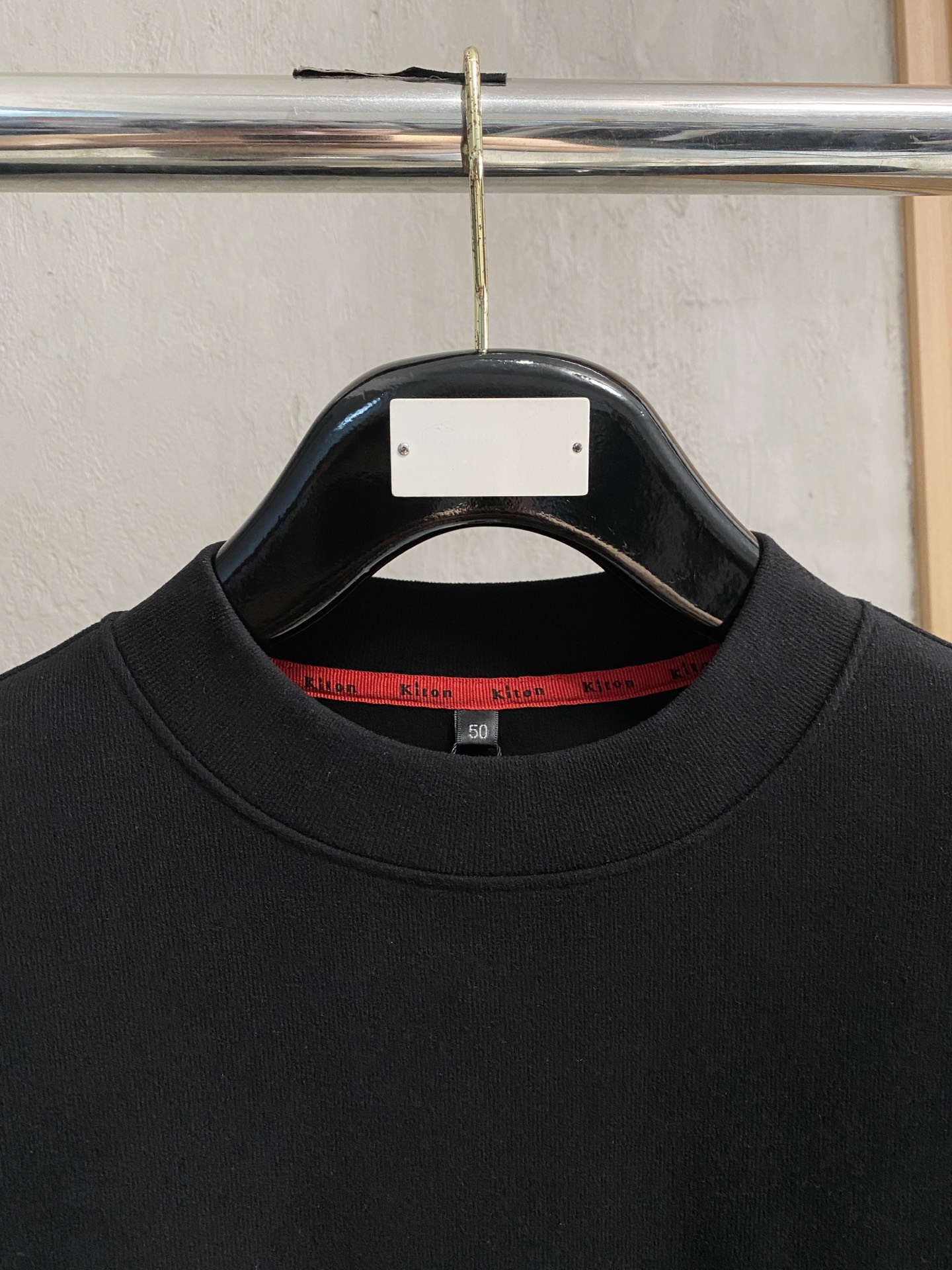 kiton 25FW秋冬新款碳素磨绒毛平纹棉布圆领长Tee，男士胸前元素装饰圆领长袖T恤打底衫！贸易公司