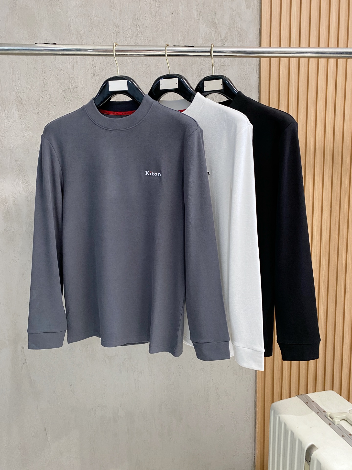 kiton 25FW秋冬新款碳素磨绒毛平纹棉布圆领长Tee，男士胸前元素装饰圆领长袖T恤打底衫！贸易公司