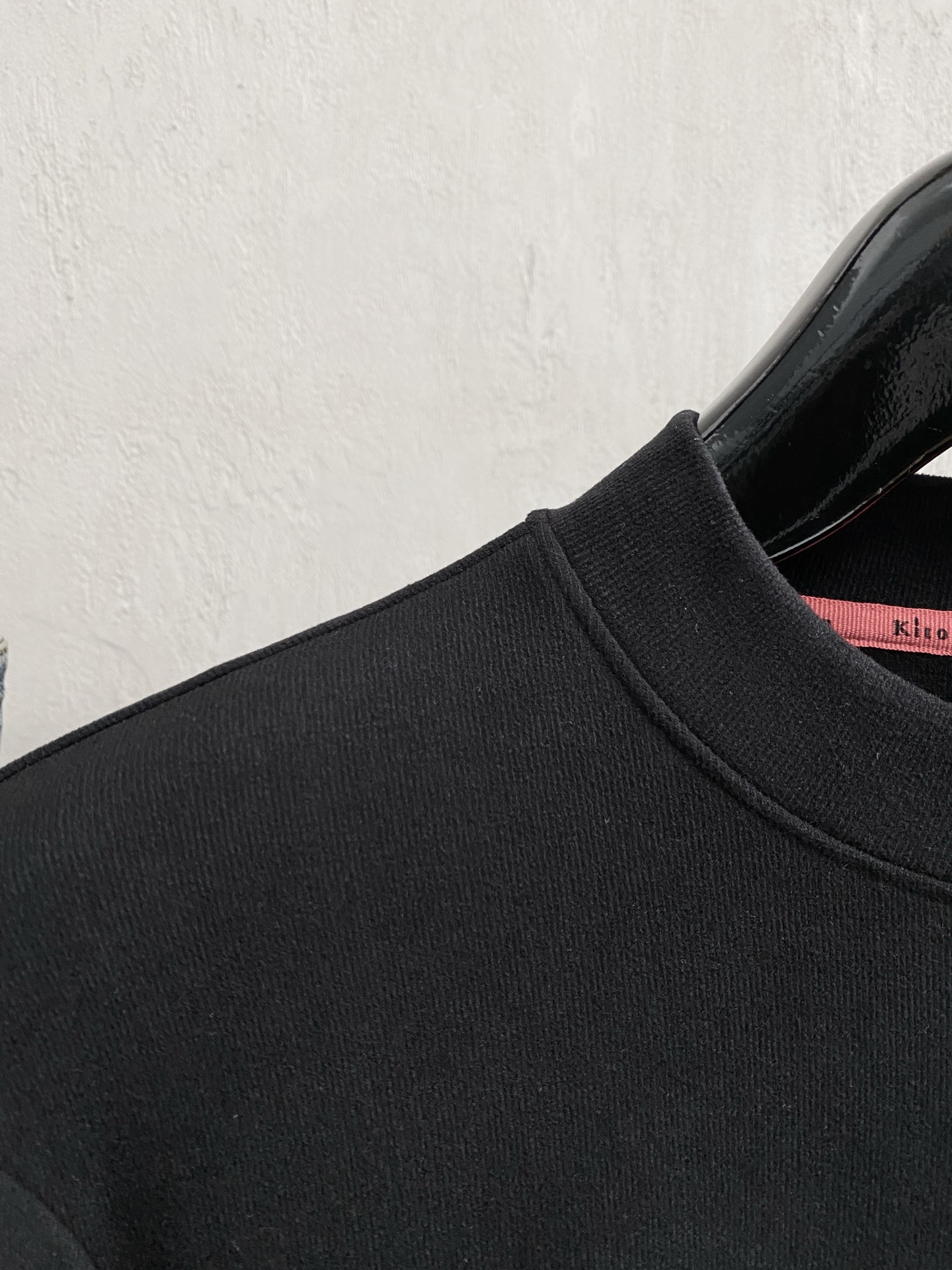 kiton 25FW秋冬新款碳素磨绒毛平纹棉布圆领长Tee，男士胸前元素装饰圆领长袖T恤打底衫！贸易公司