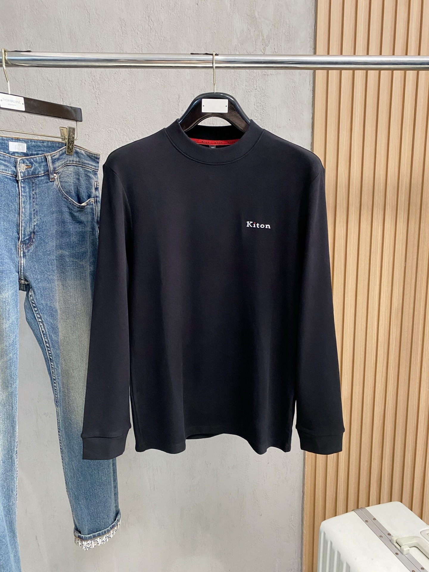 kiton 25FW秋冬新款碳素磨绒毛平纹棉布圆领长Tee，男士胸前元素装饰圆领长袖T恤打底衫！贸易公司