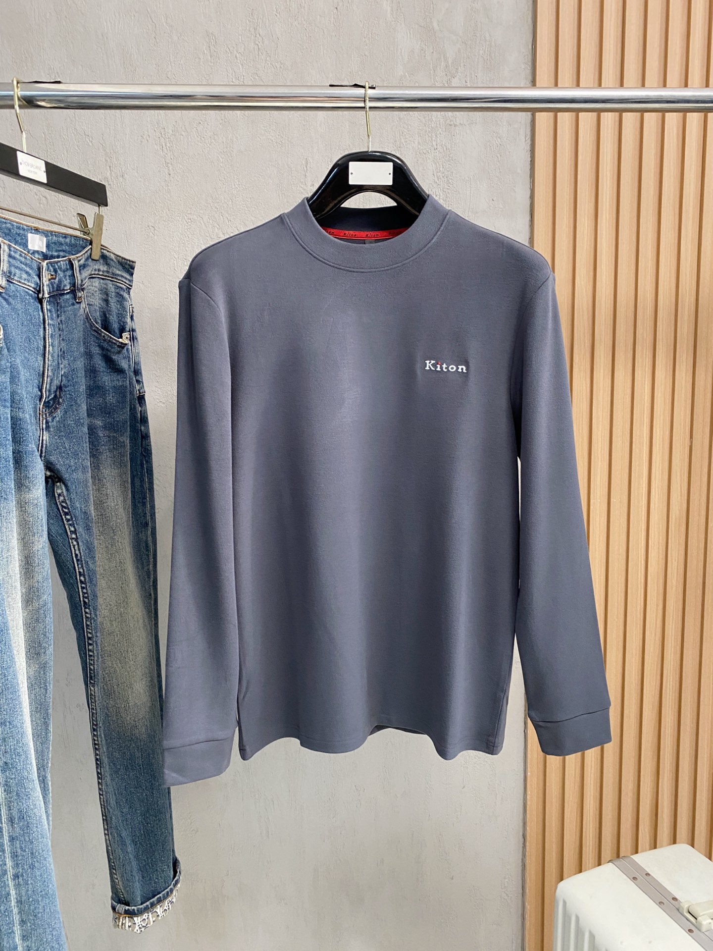 kiton 25FW秋冬新款碳素磨绒毛平纹棉布圆领长Tee，男士胸前元素装饰圆领长袖T恤打底衫！贸易公司