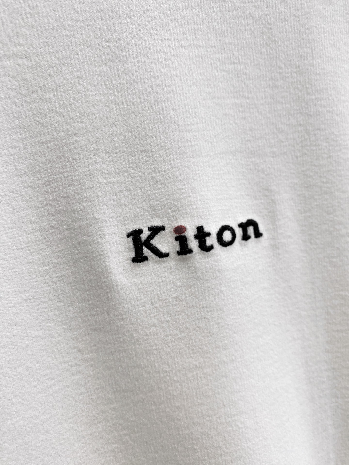 kiton 25FW秋冬新款碳素磨绒毛平纹棉布圆领长Tee，男士胸前元素装饰圆领长袖T恤打底衫！贸易公司