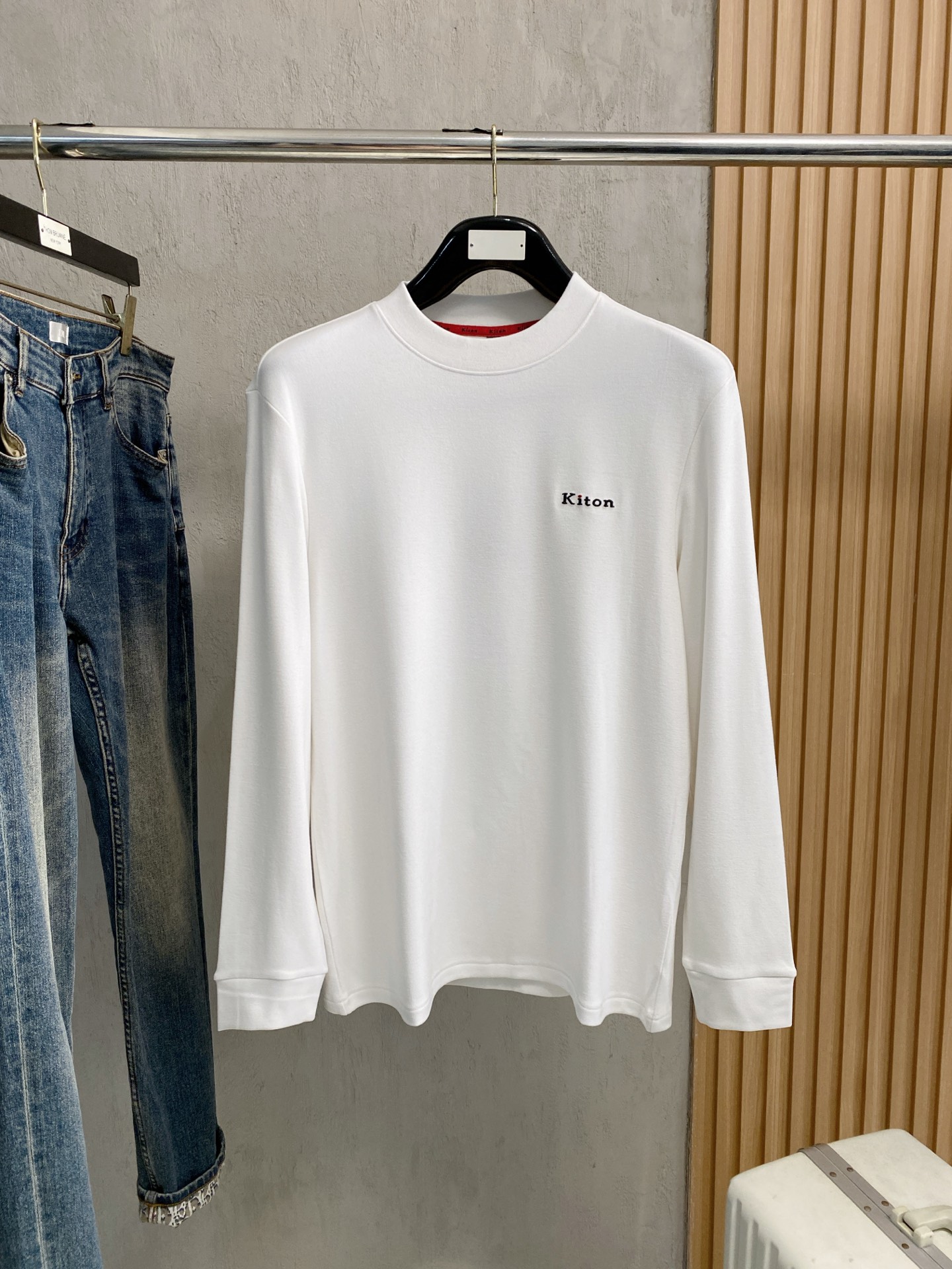 kiton 25FW秋冬新款碳素磨绒毛平纹棉布圆领长Tee，男士胸前元素装饰圆领长袖T恤打底衫！贸易公司