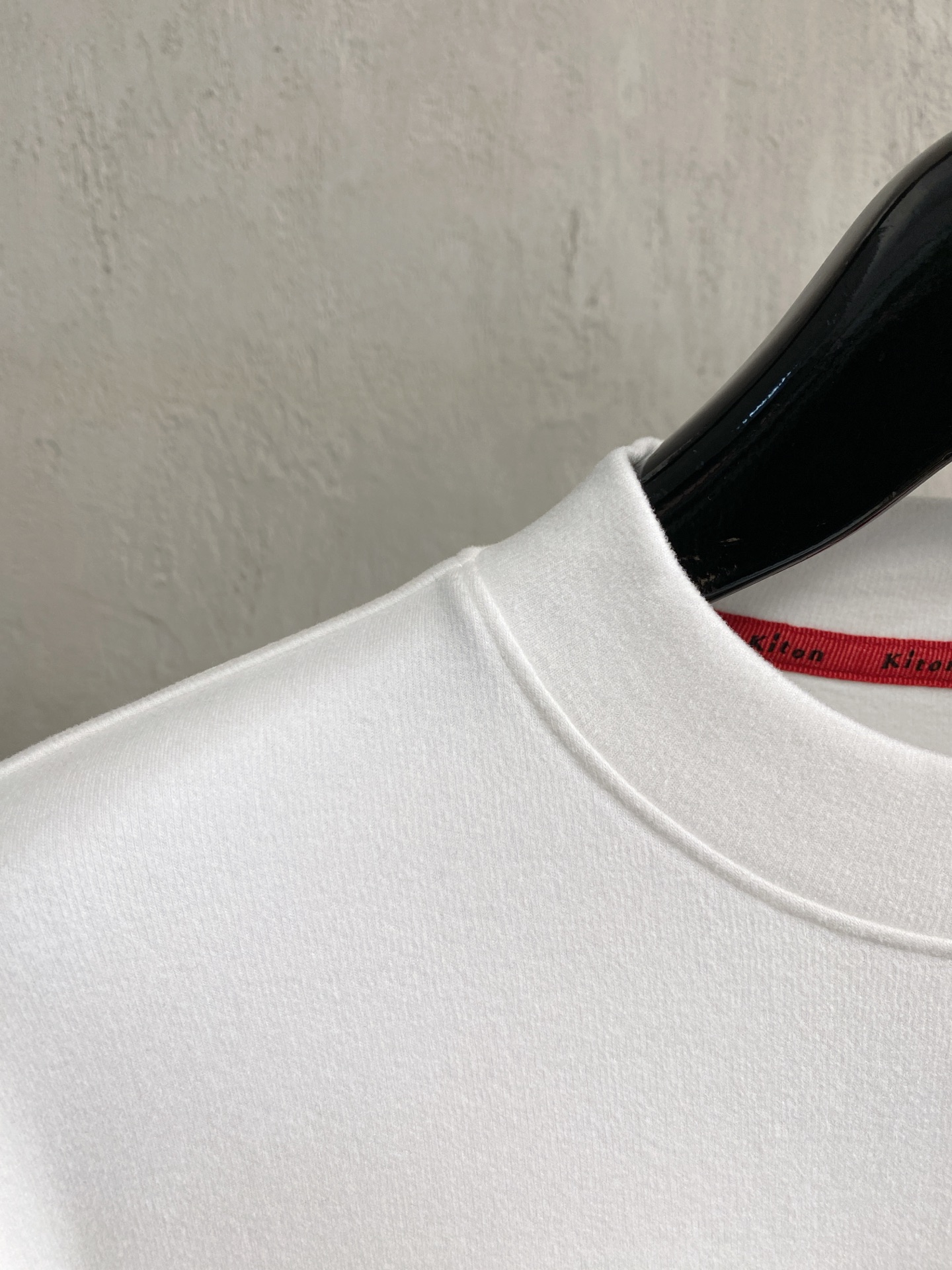 kiton 25FW秋冬新款碳素磨绒毛平纹棉布圆领长Tee，男士胸前元素装饰圆领长袖T恤打底衫！贸易公司