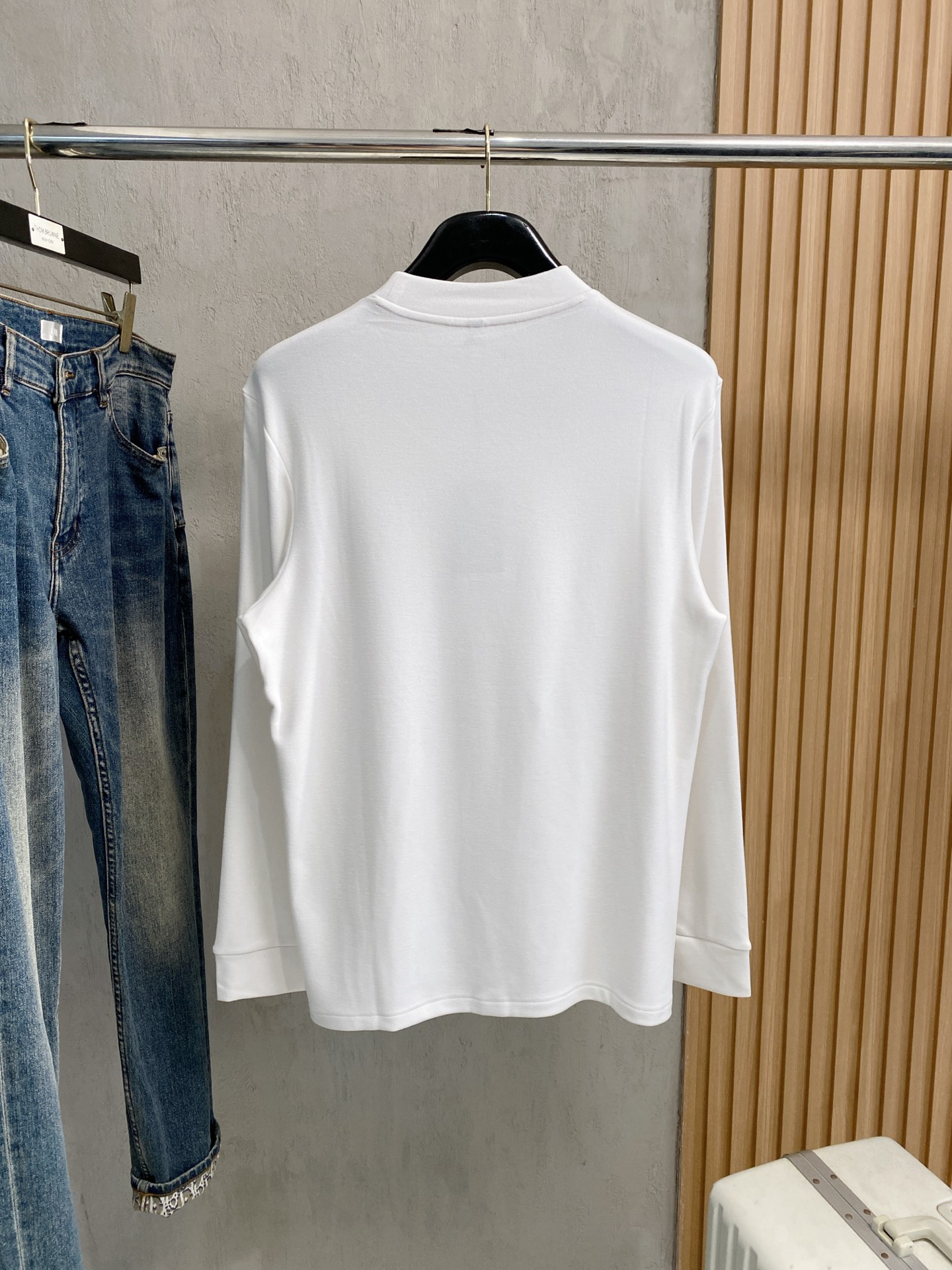 kiton 25FW秋冬新款碳素磨绒毛平纹棉布圆领长Tee，男士胸前元素装饰圆领长袖T恤打底衫！贸易公司